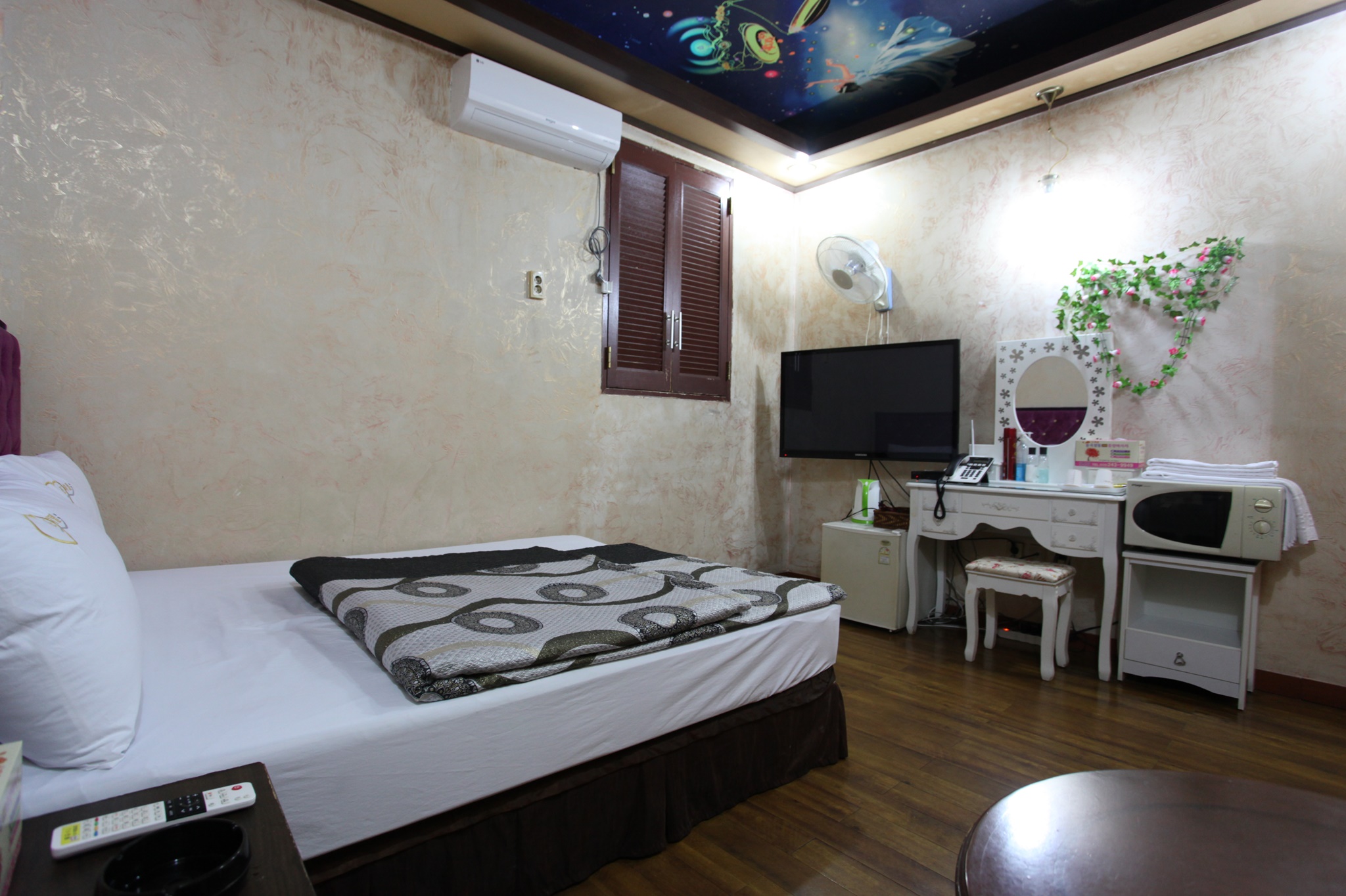 room detail thumbnail 2