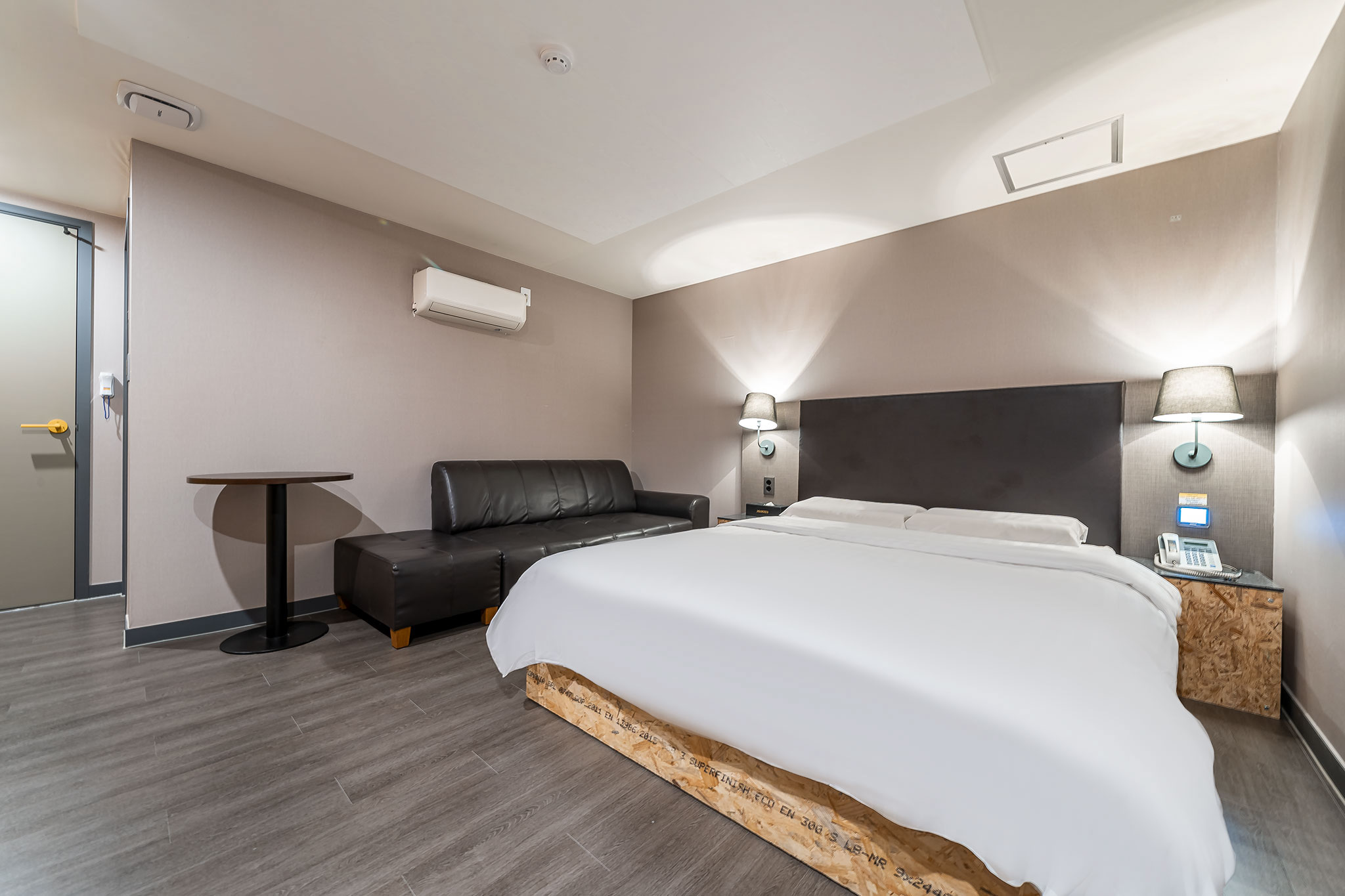 room detail thumbnail 2