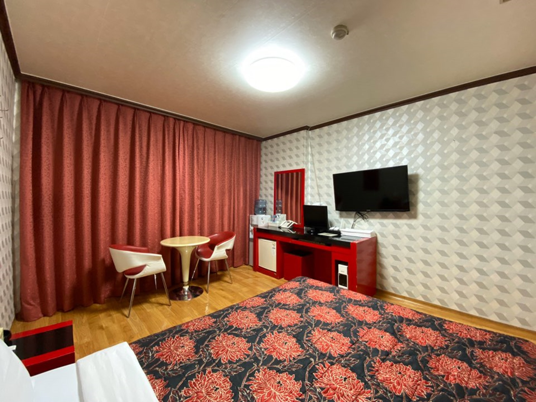 room detail thumbnail 2