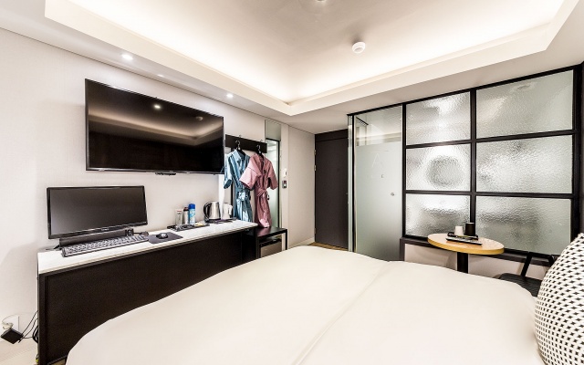 room detail thumbnail 2