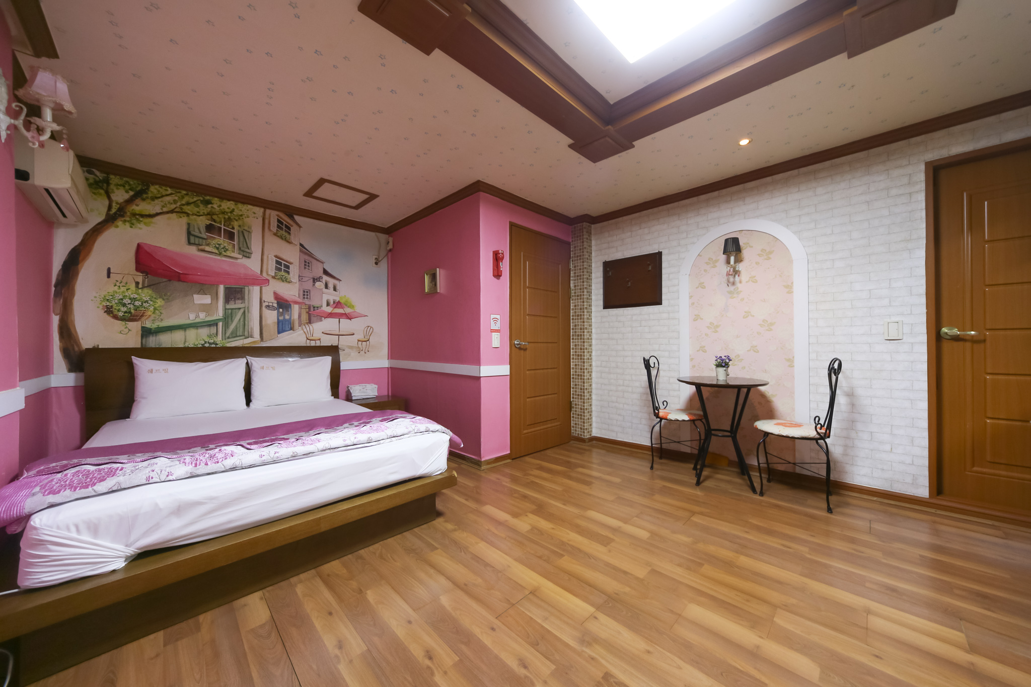room detail thumbnail 1