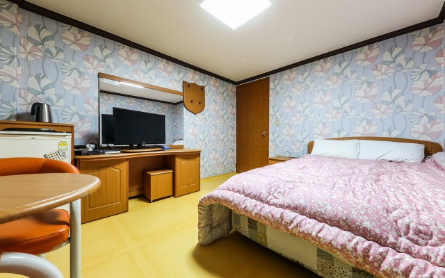 room detail thumbnail 2