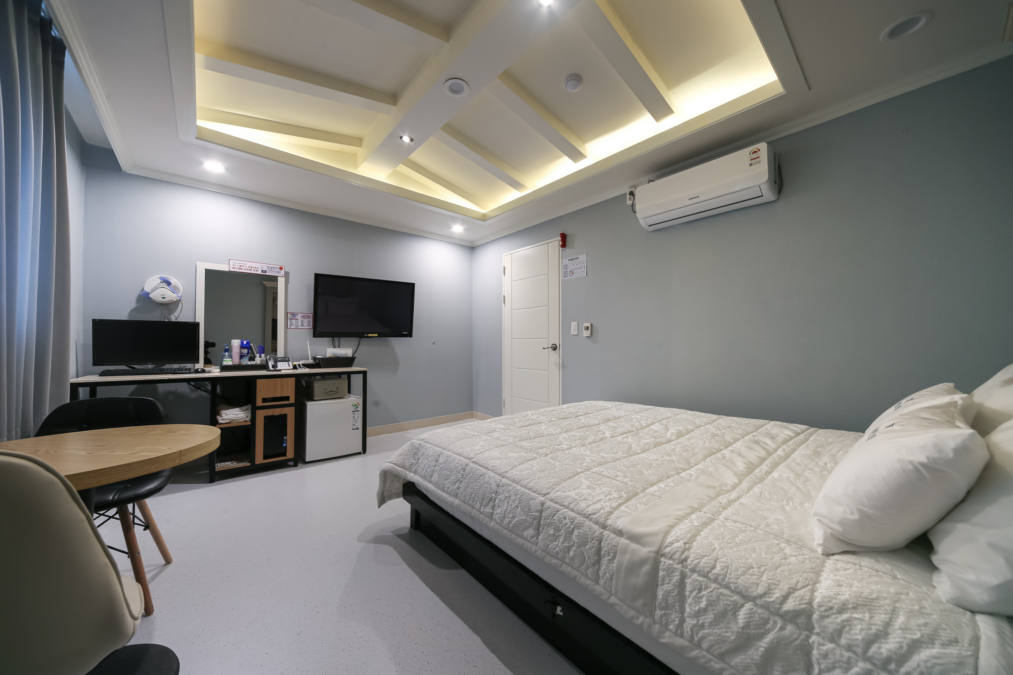 room detail thumbnail 2