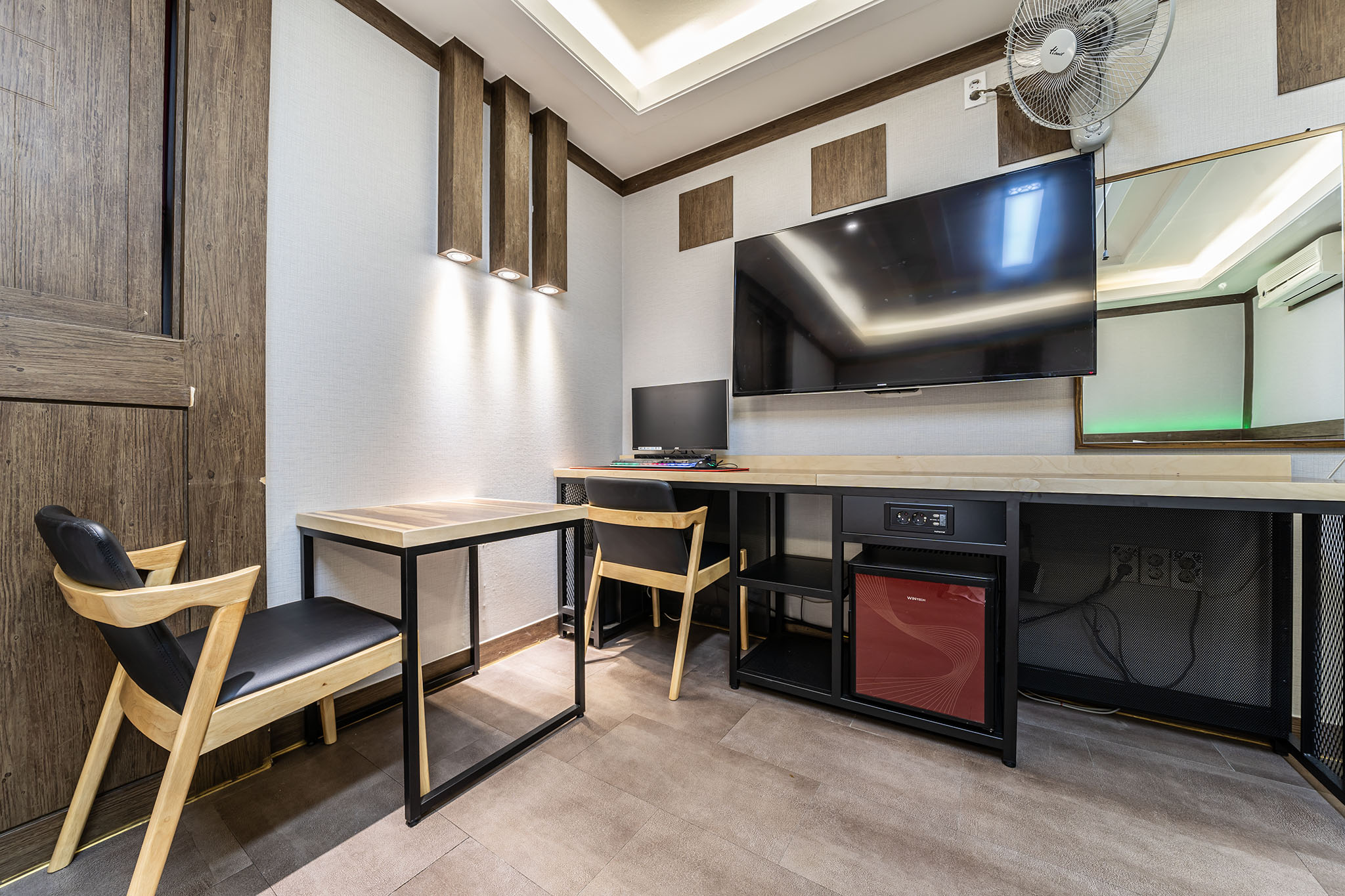 room detail thumbnail 1