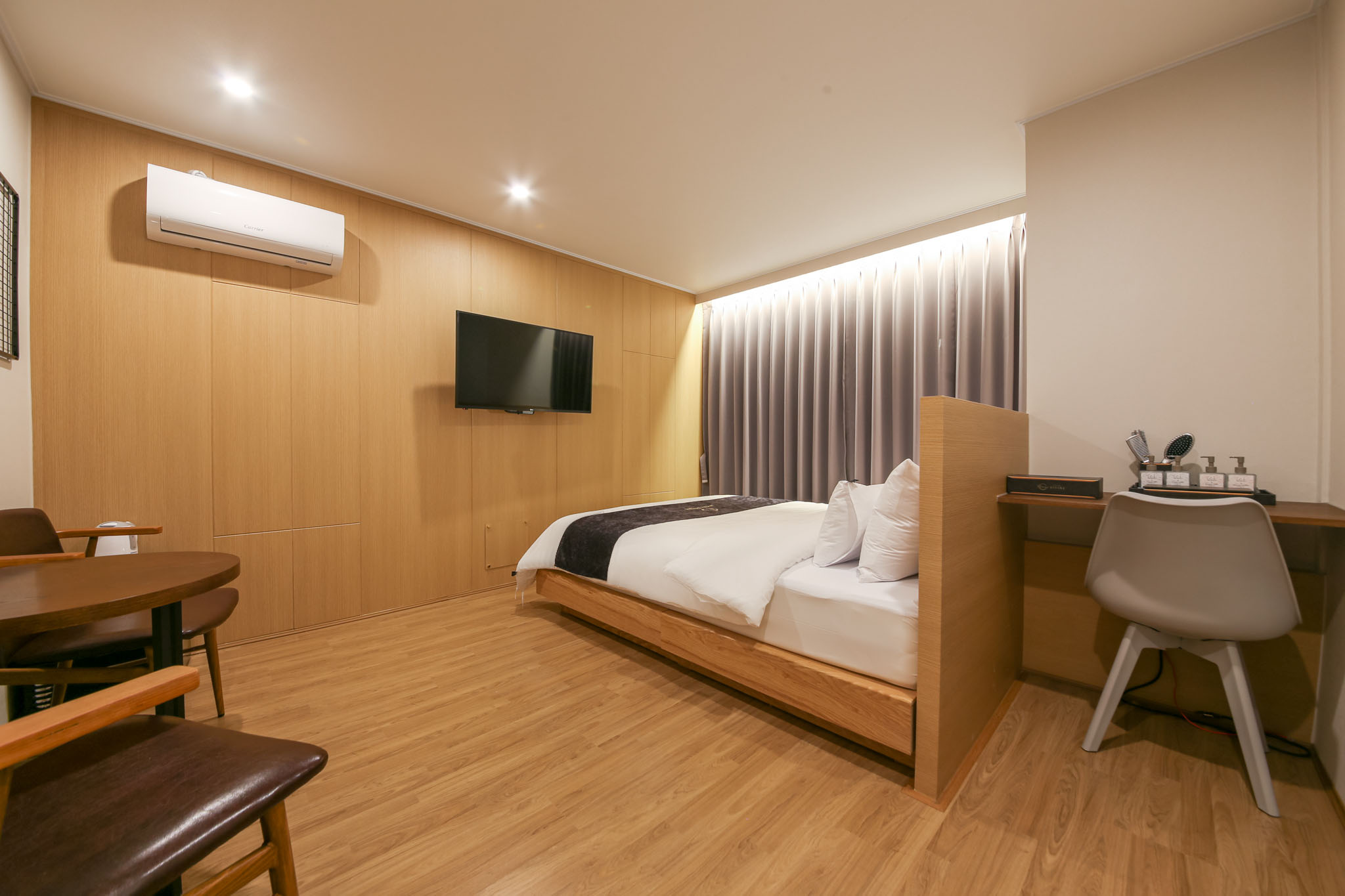 room detail thumbnail 2