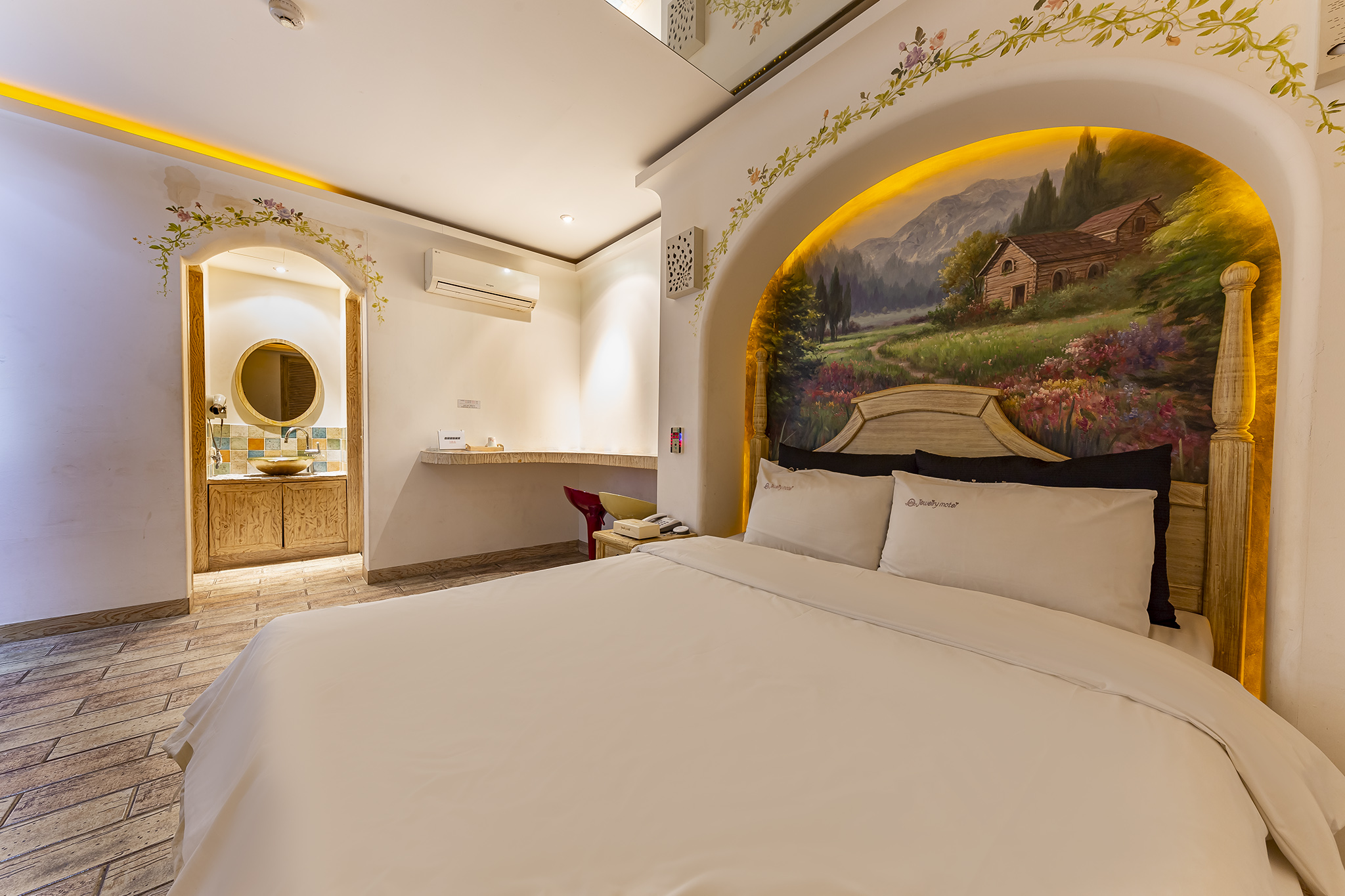 room detail thumbnail 1