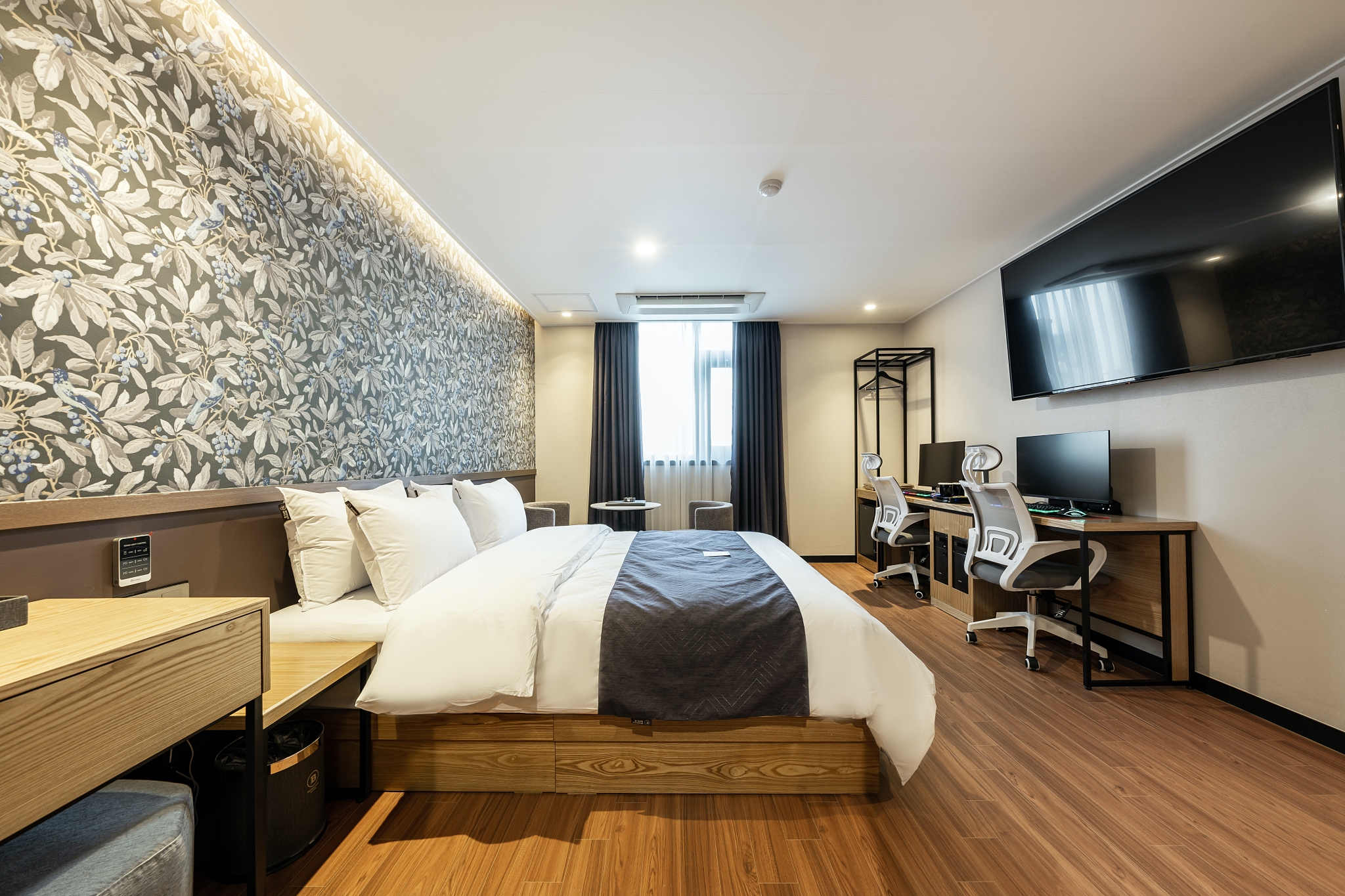 room detail thumbnail 2