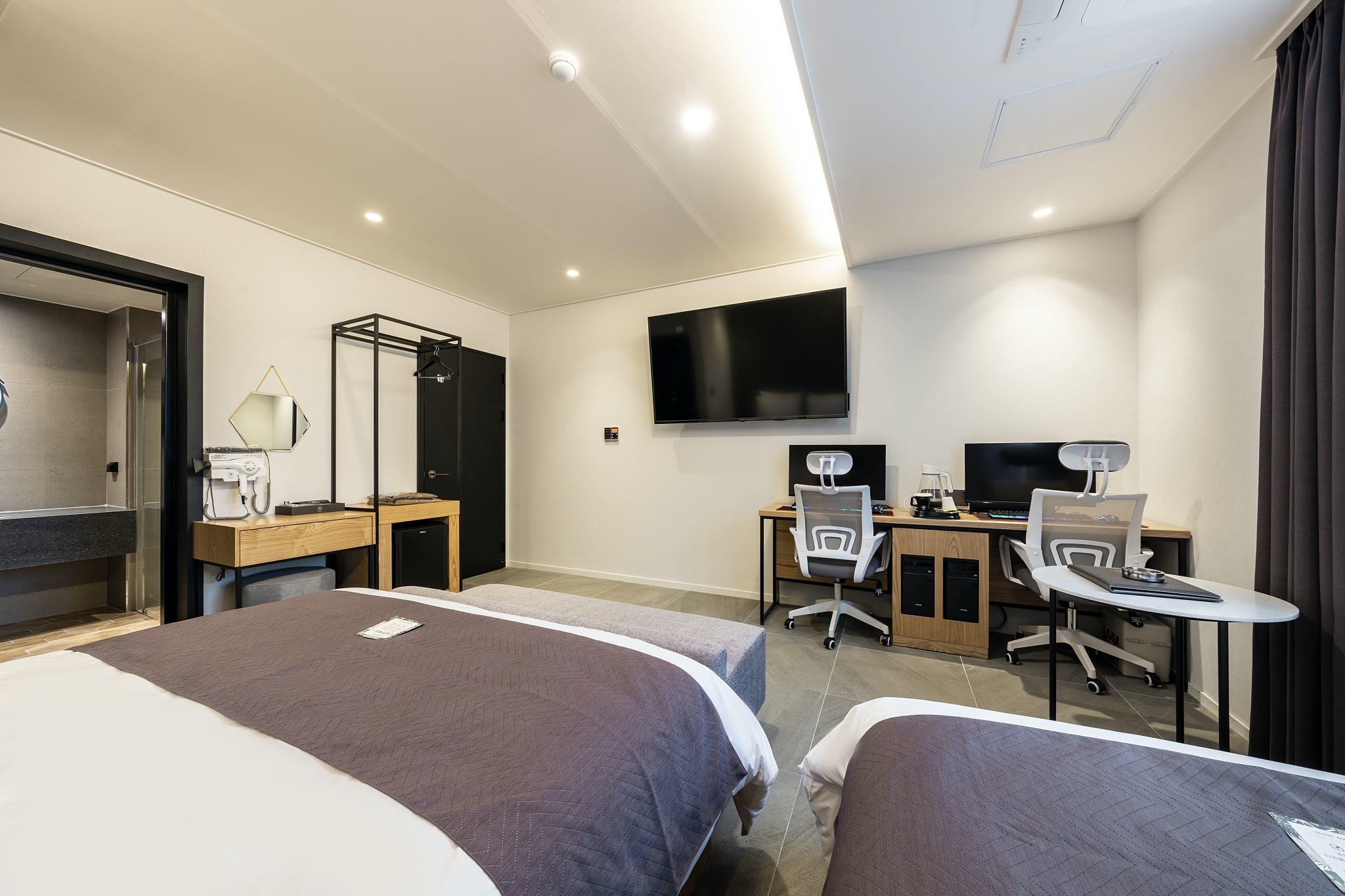 room detail thumbnail 2