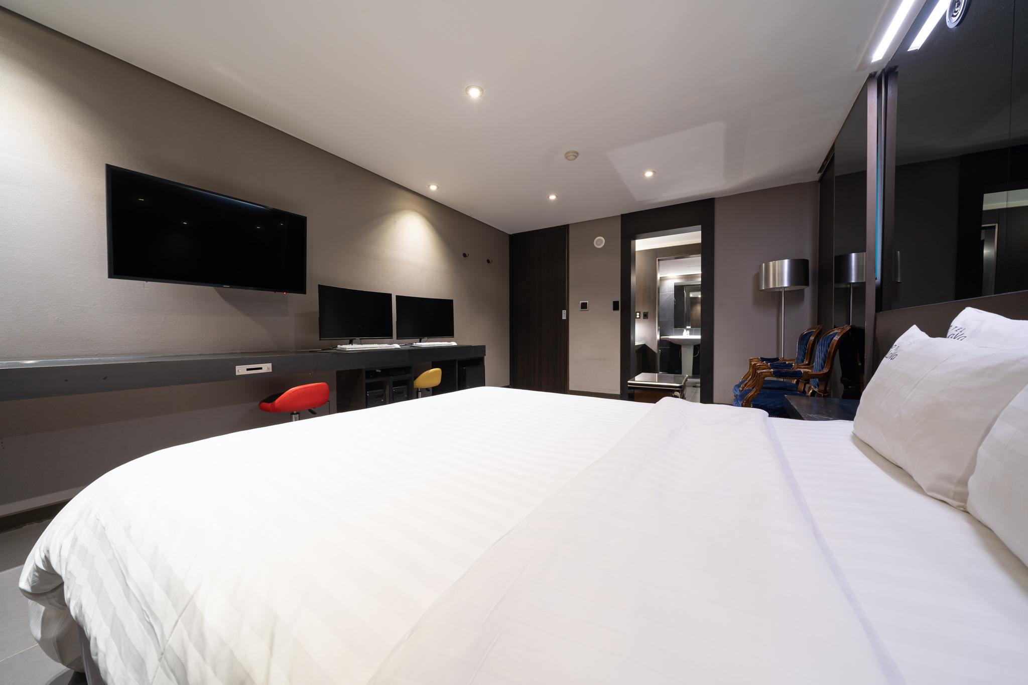 room detail thumbnail 1