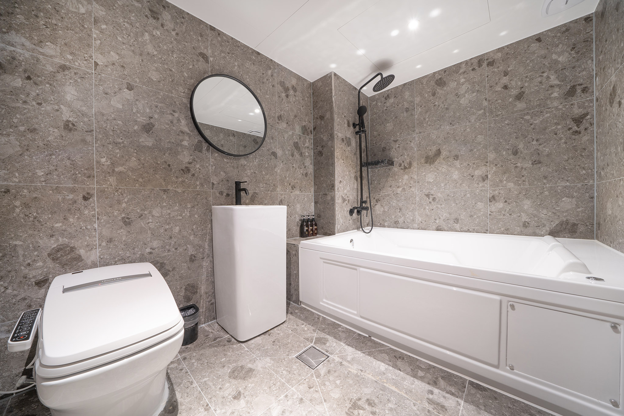 room detail thumbnail 1