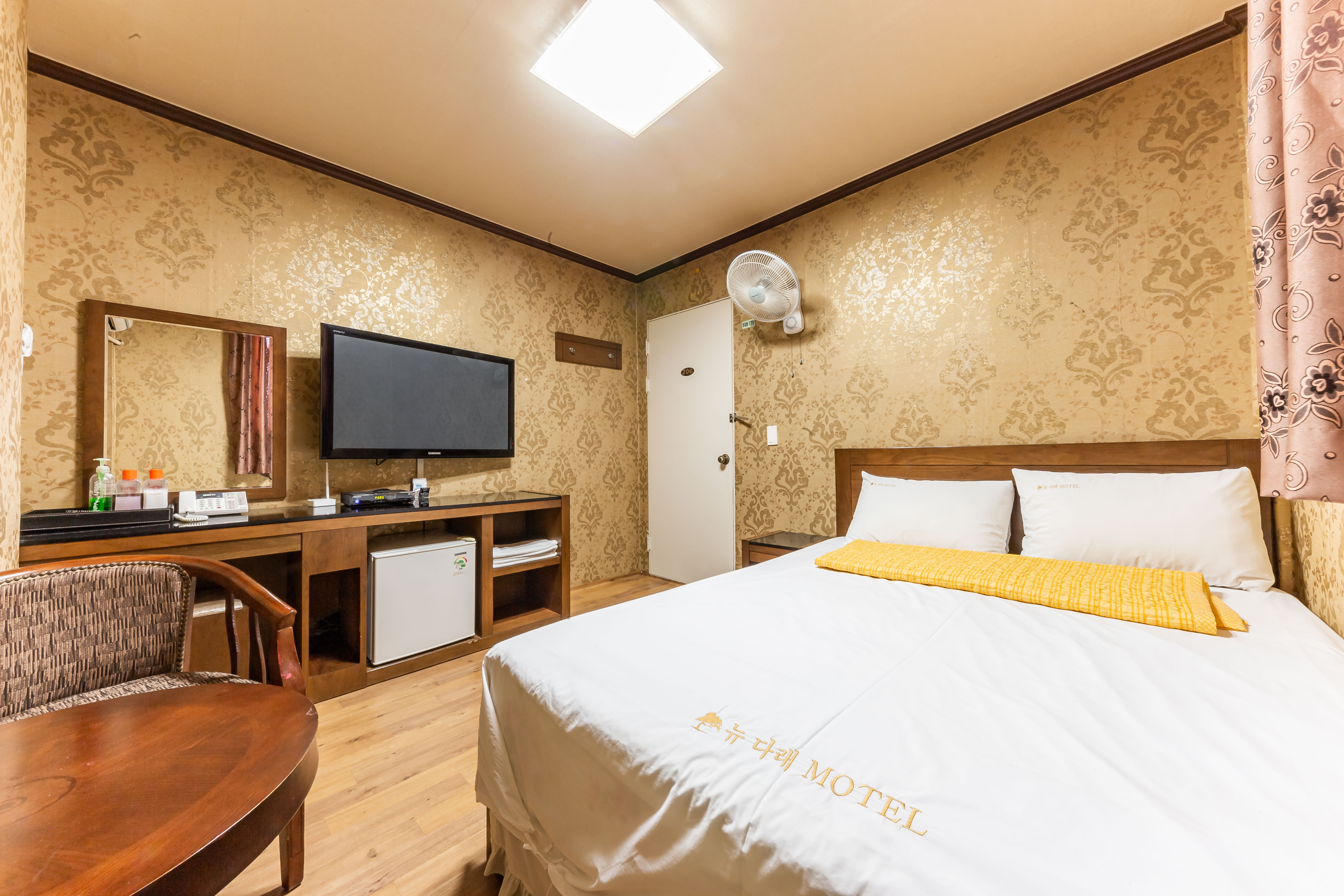 room detail thumbnail 1