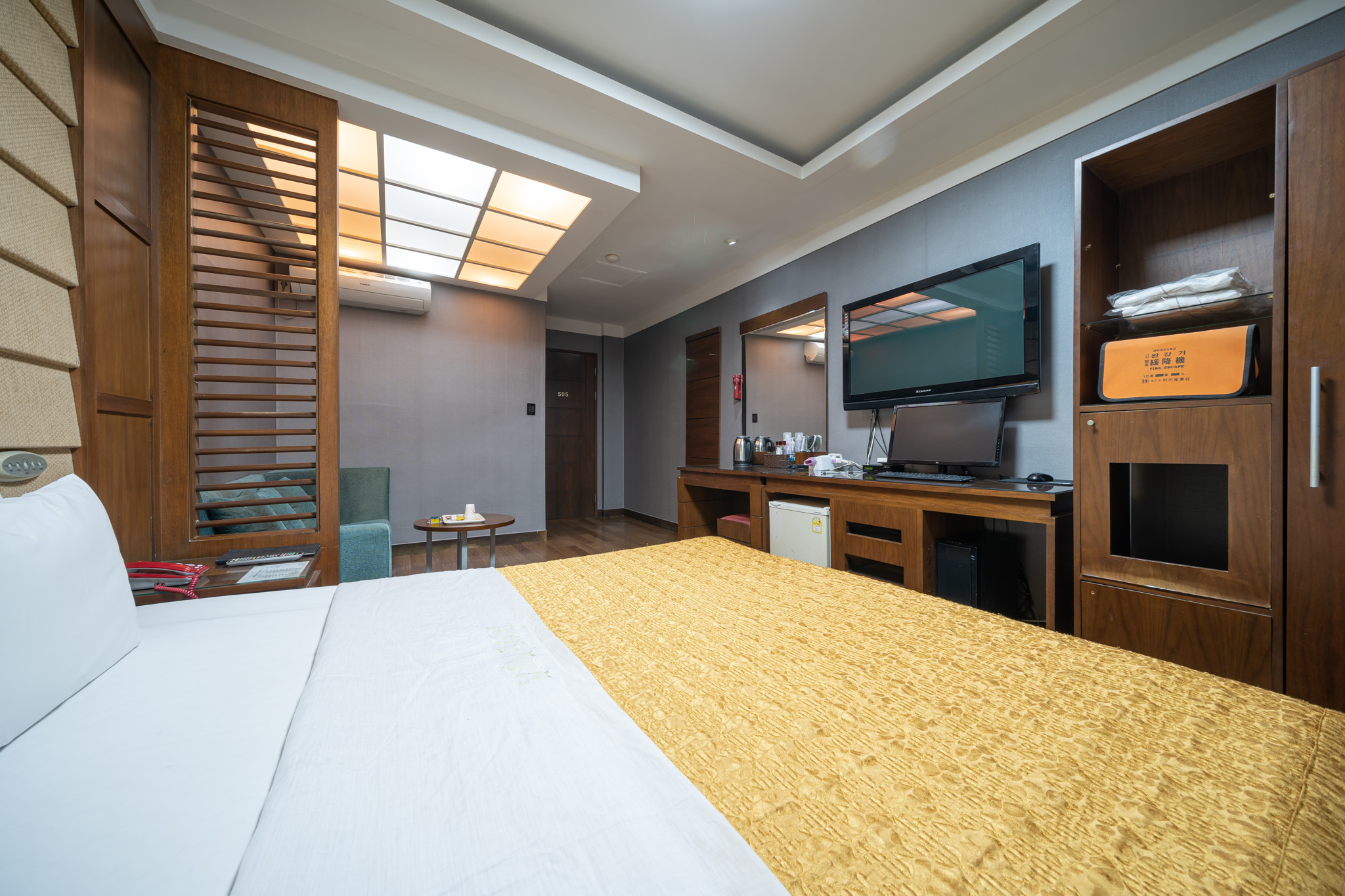 room detail thumbnail 2