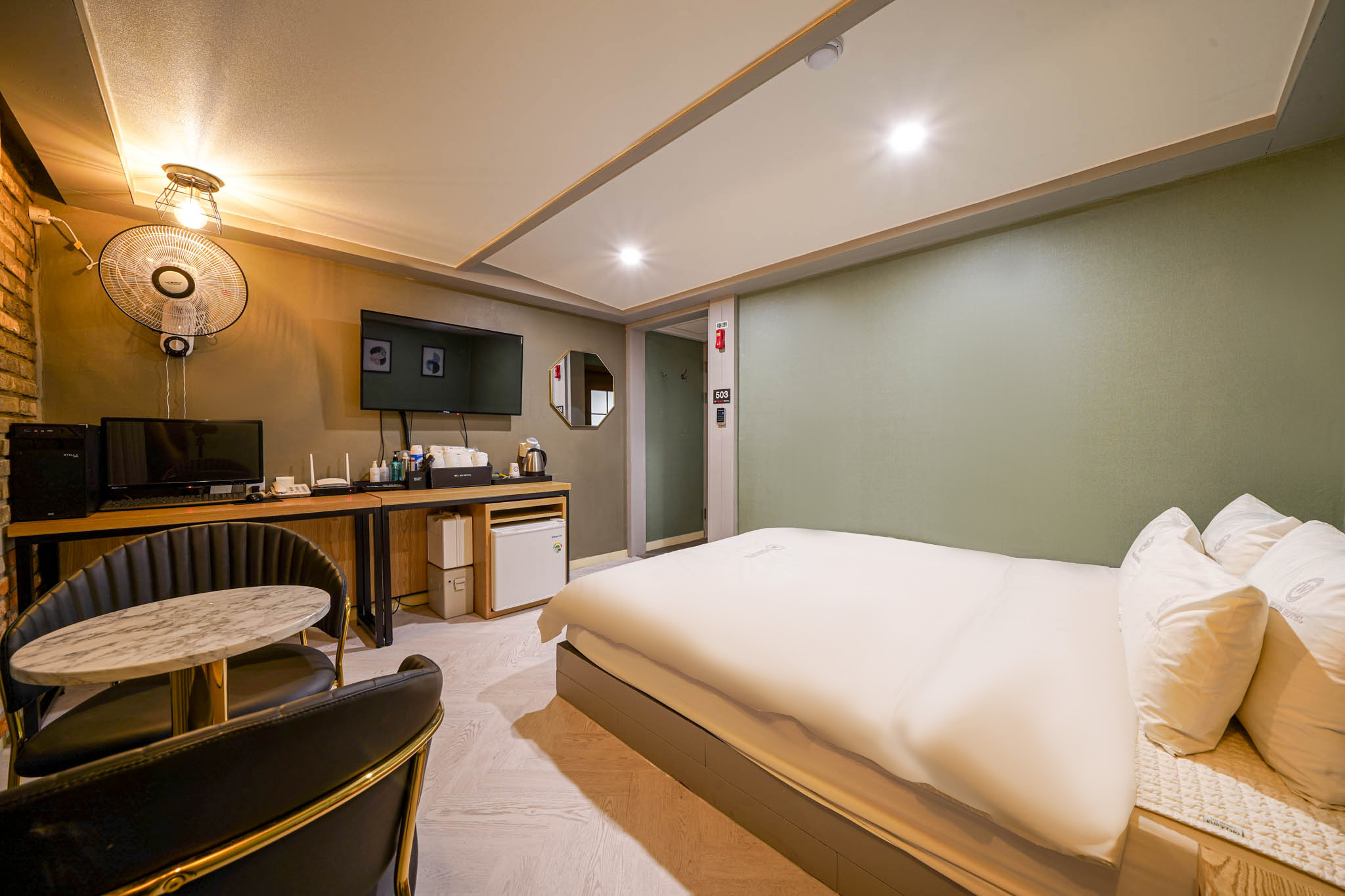 room detail thumbnail 1