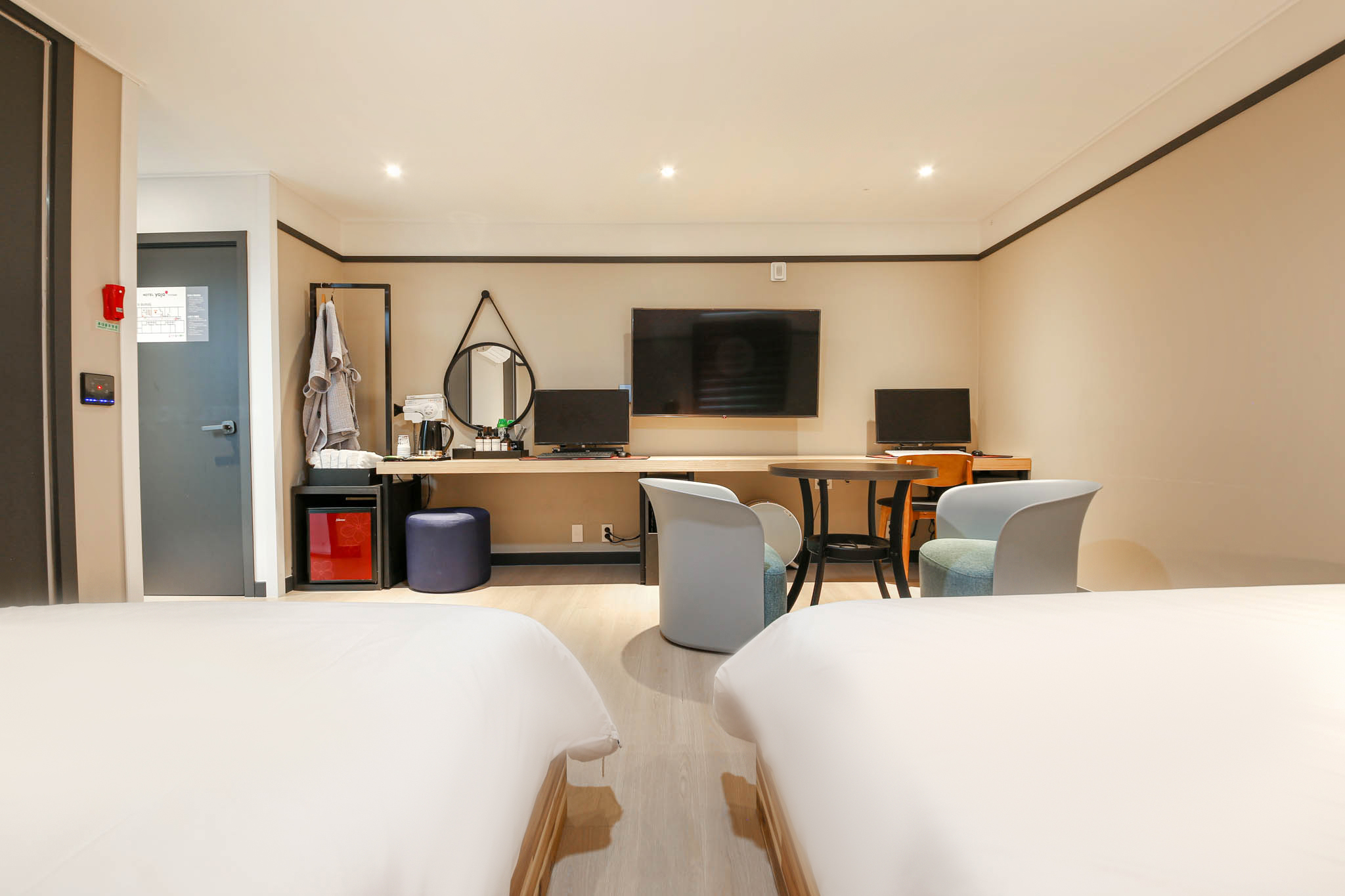 room detail thumbnail 1