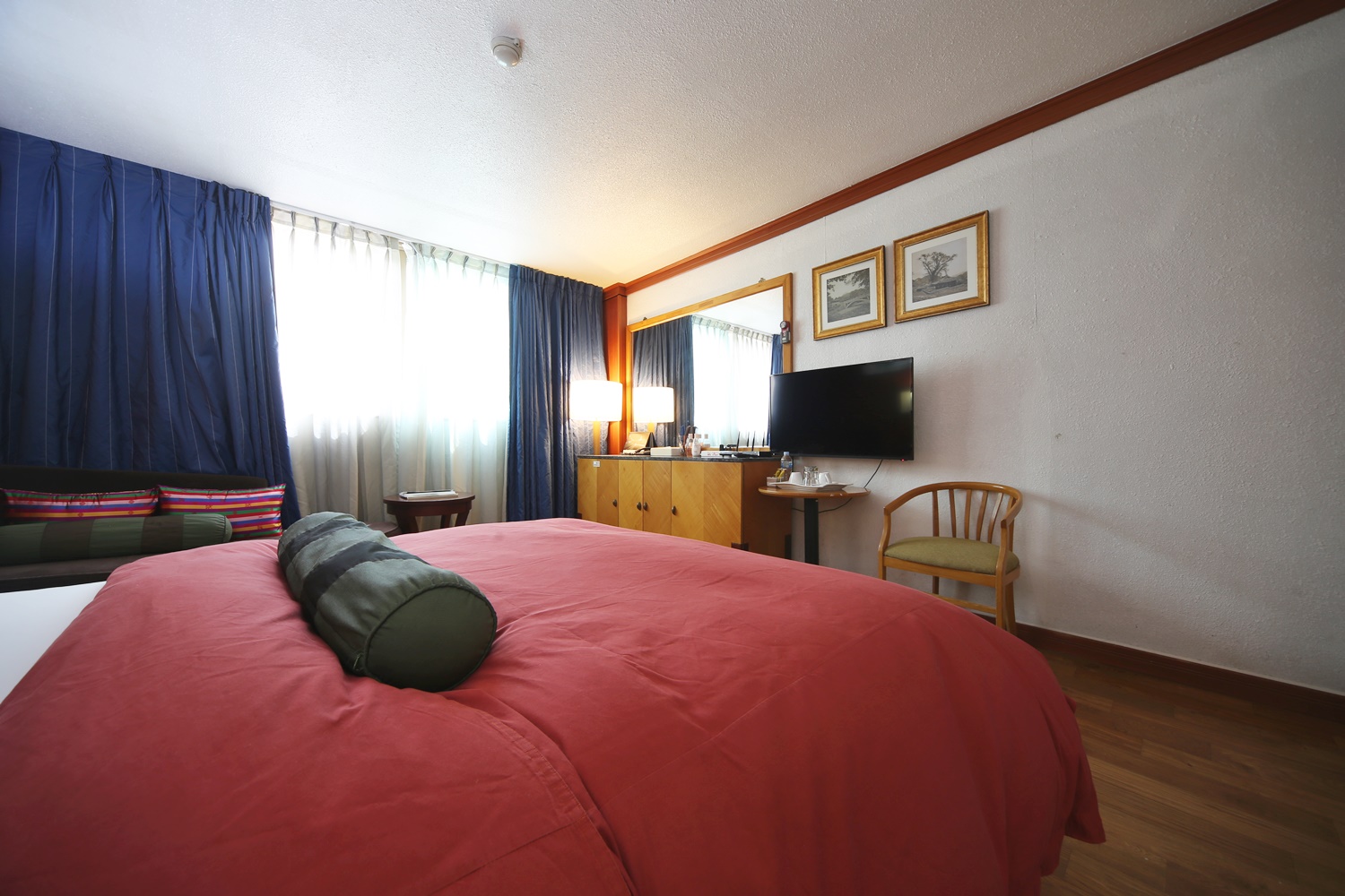 room detail thumbnail 2