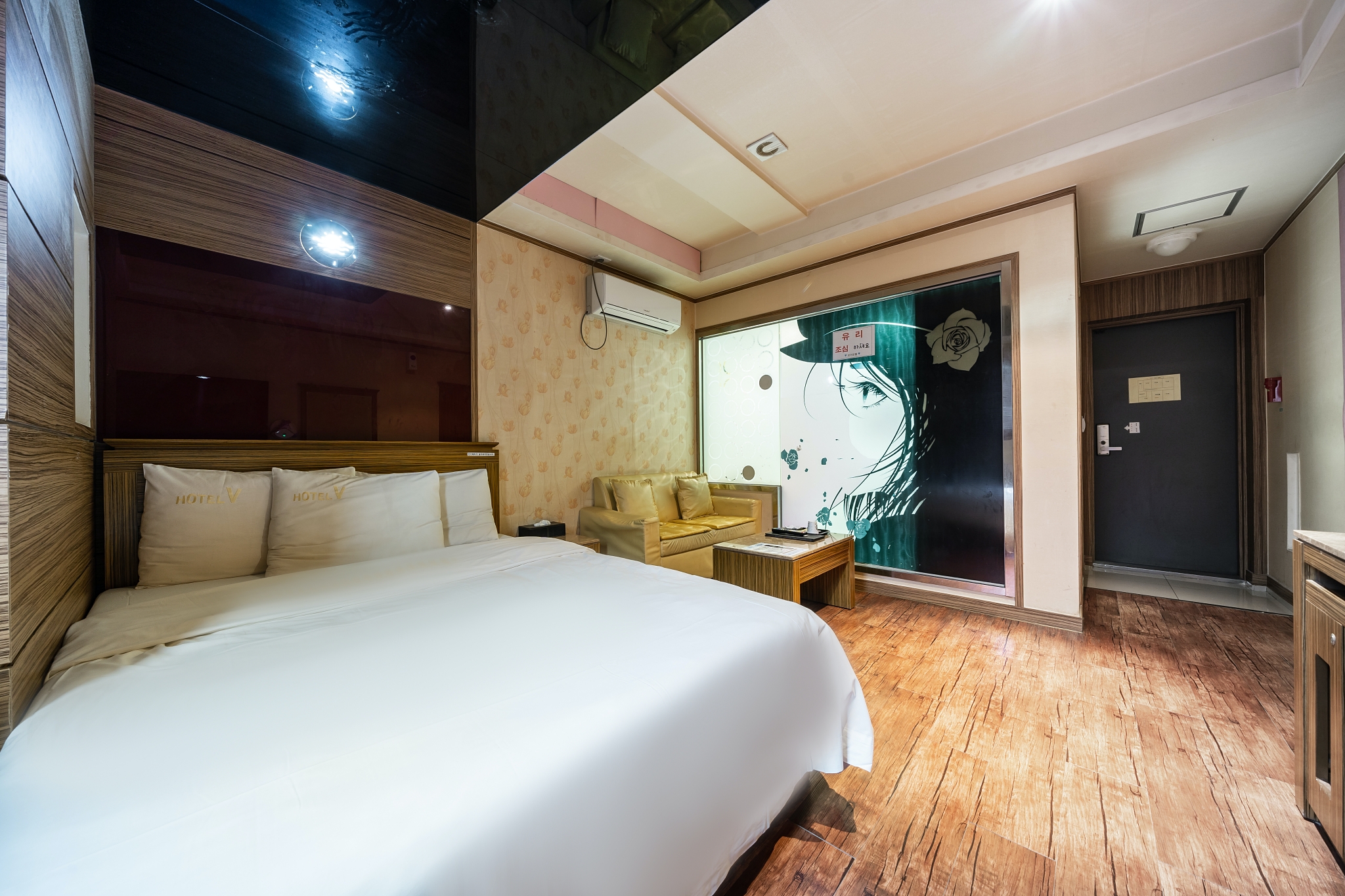 room detail thumbnail 2