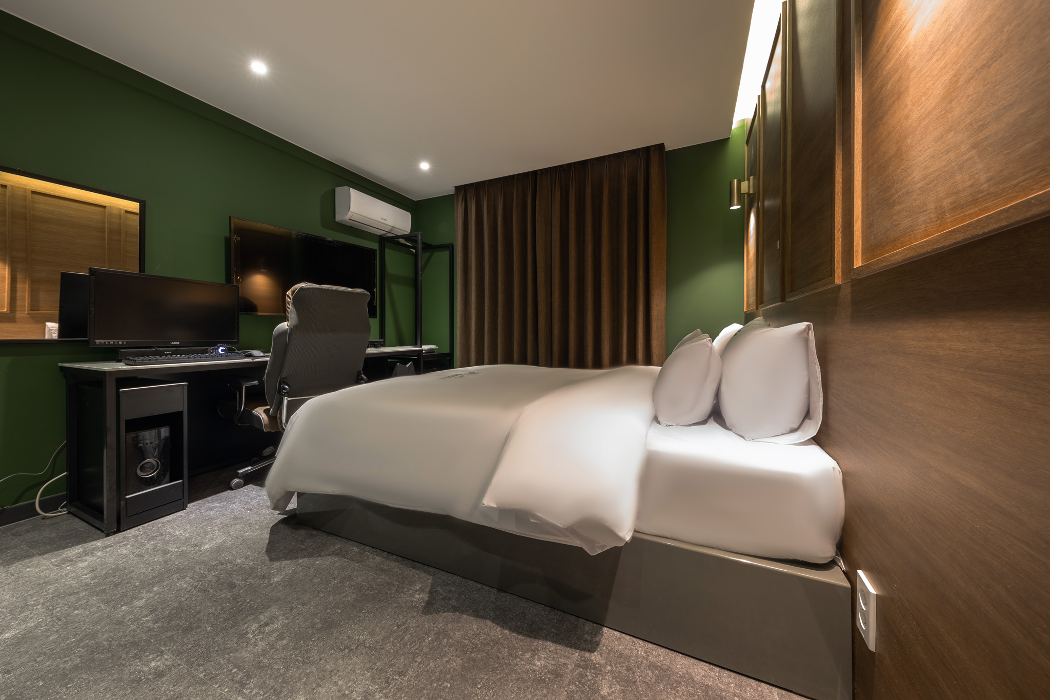 room detail thumbnail 2