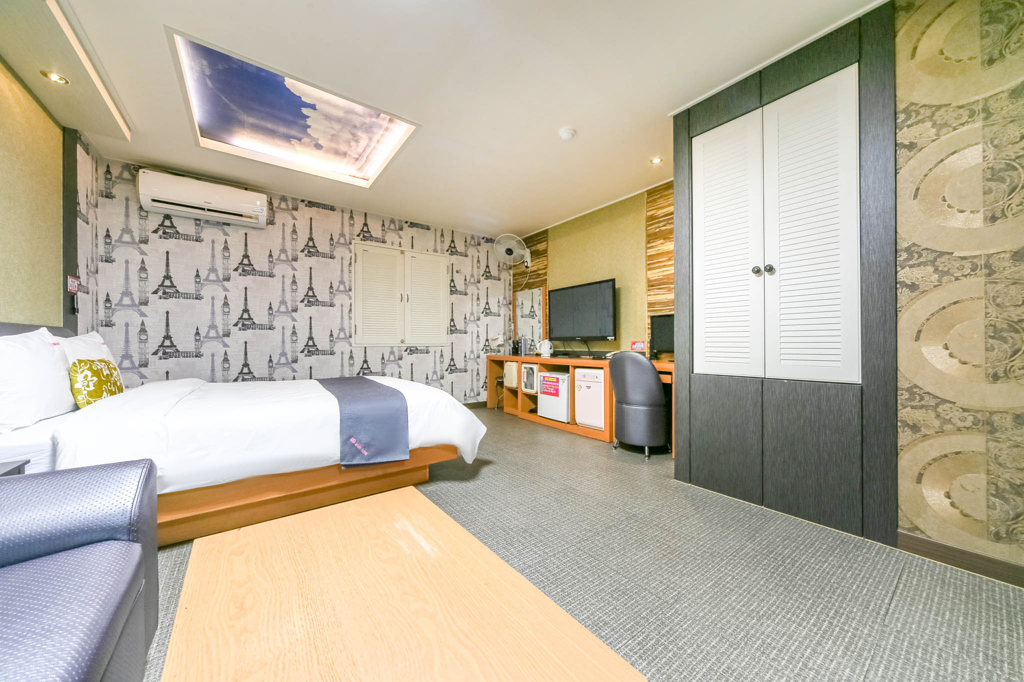 room detail thumbnail 2