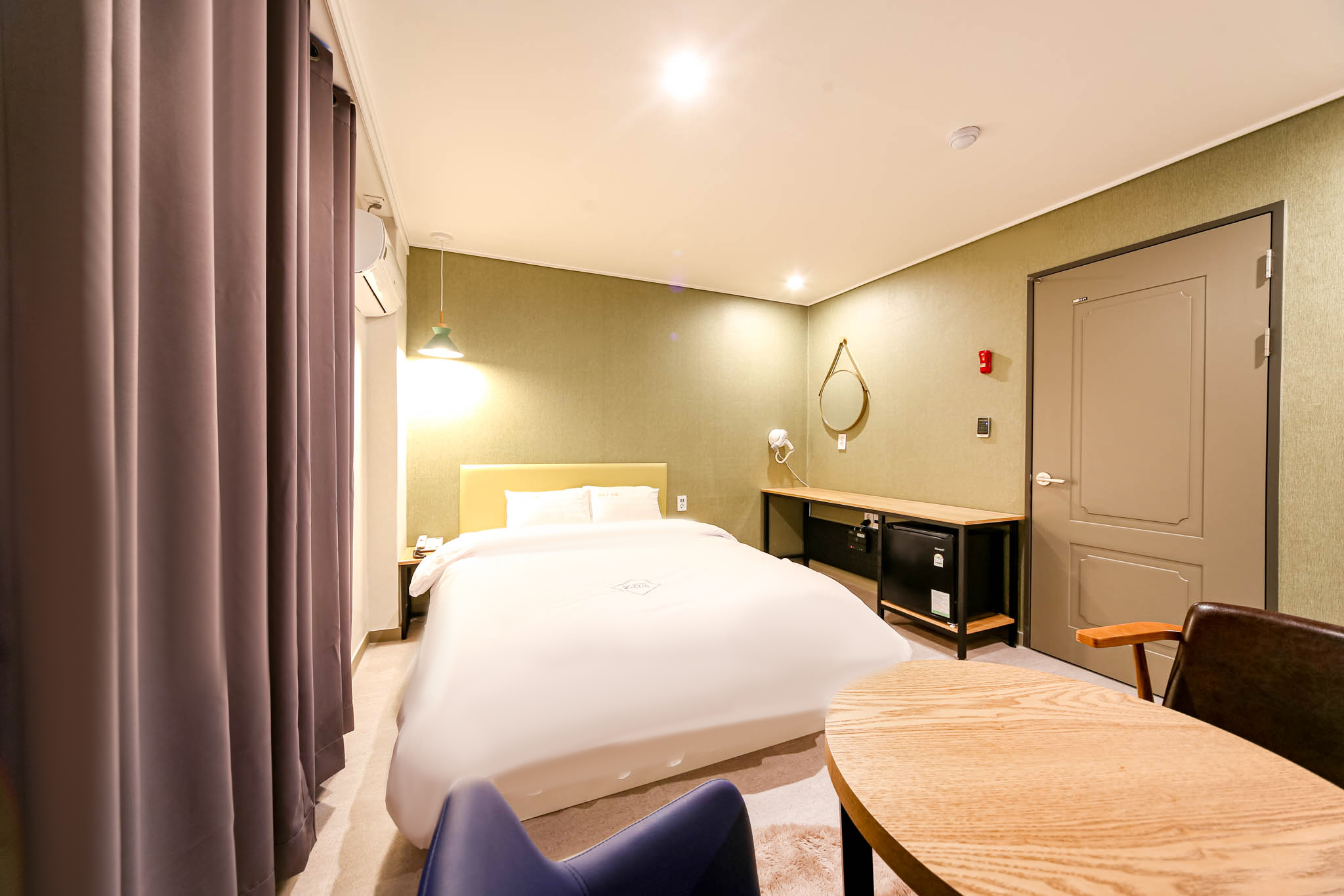 room detail thumbnail 2