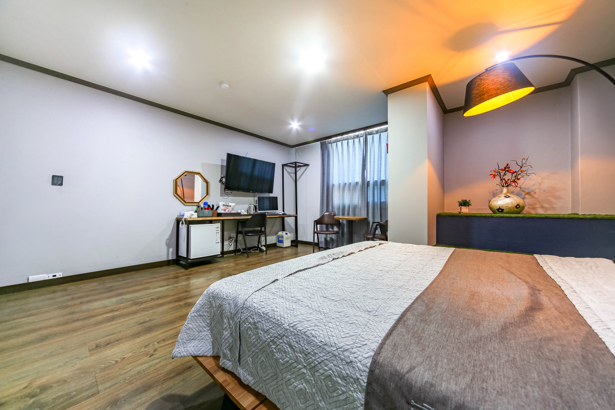room detail thumbnail 2