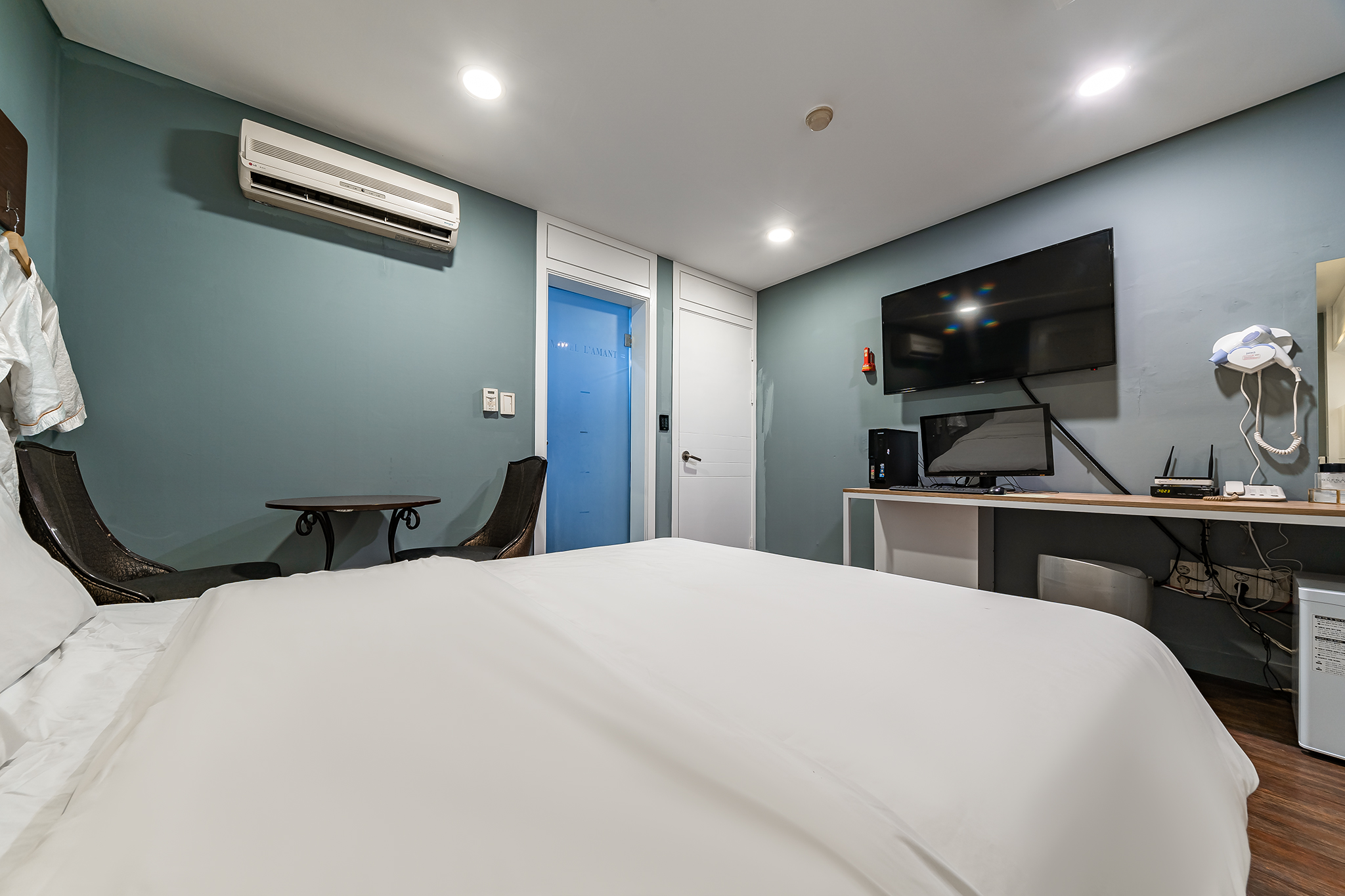 room detail thumbnail 2