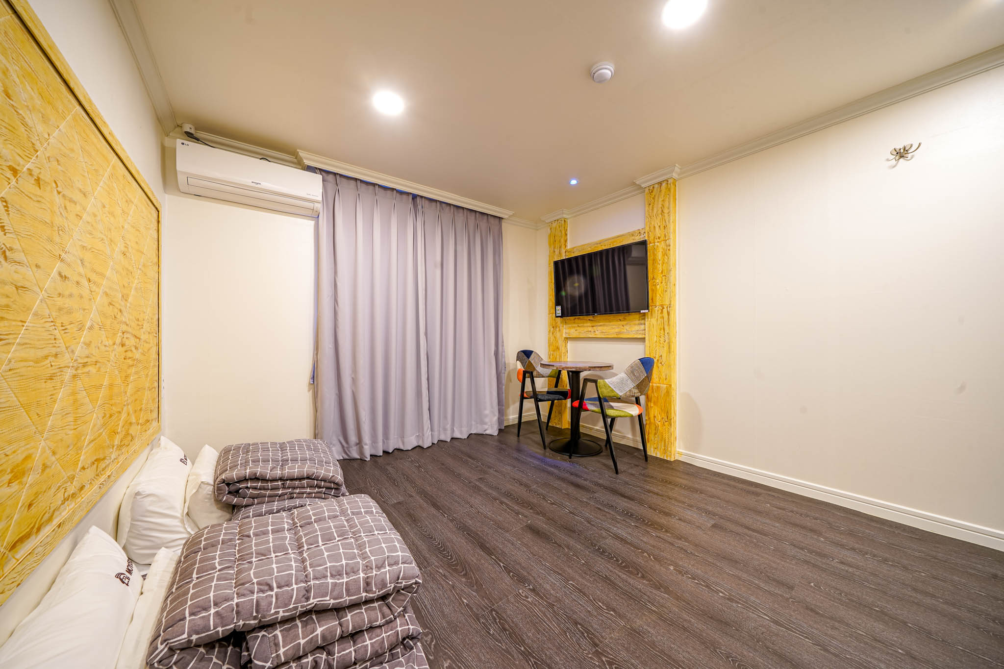 room detail thumbnail 2