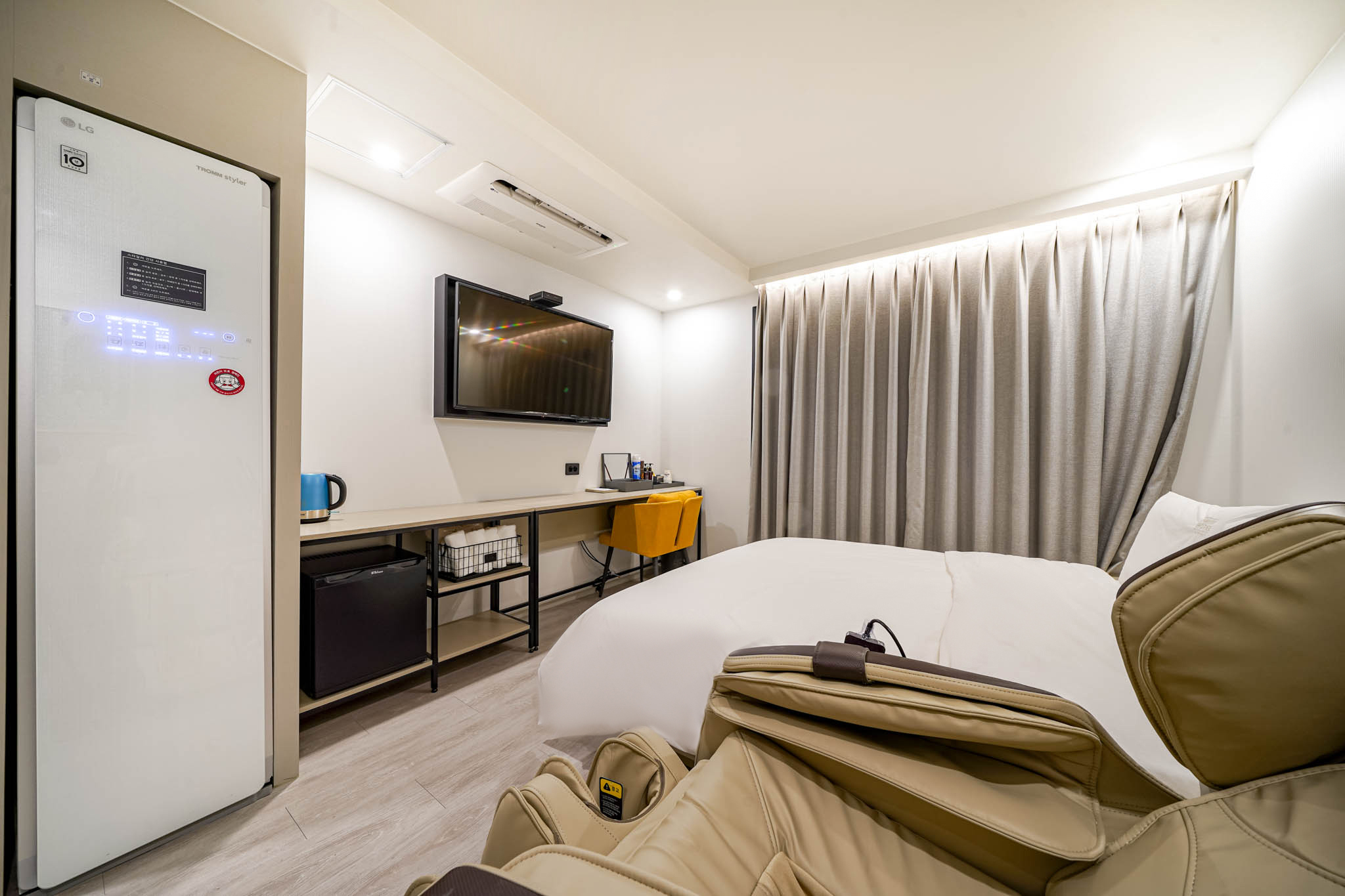 room detail thumbnail 2