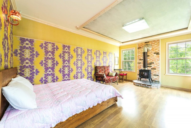 room detail thumbnail 2