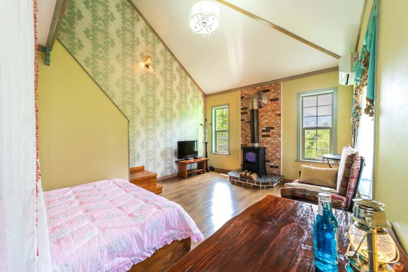 room detail thumbnail 2