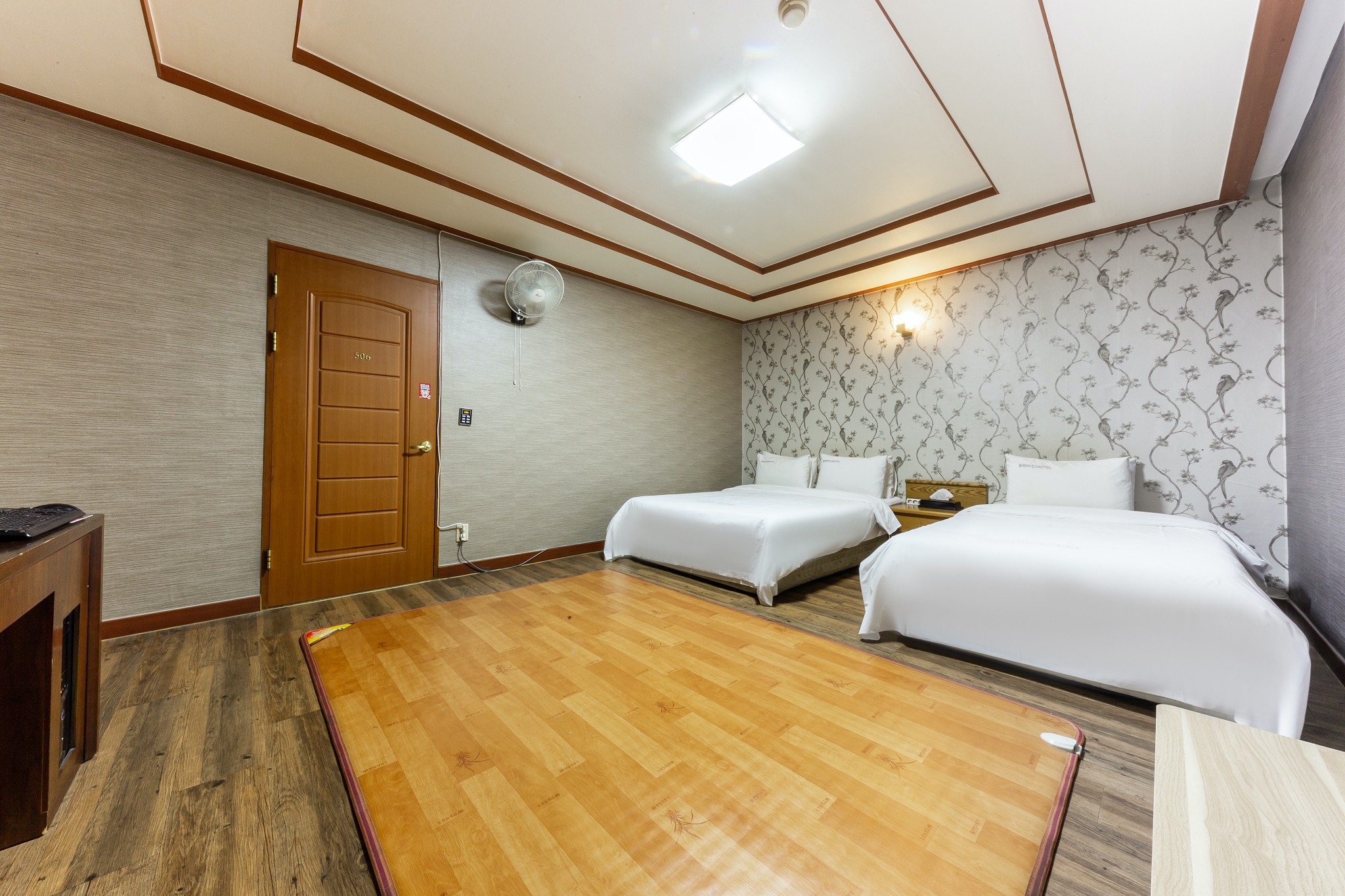 room detail thumbnail 1