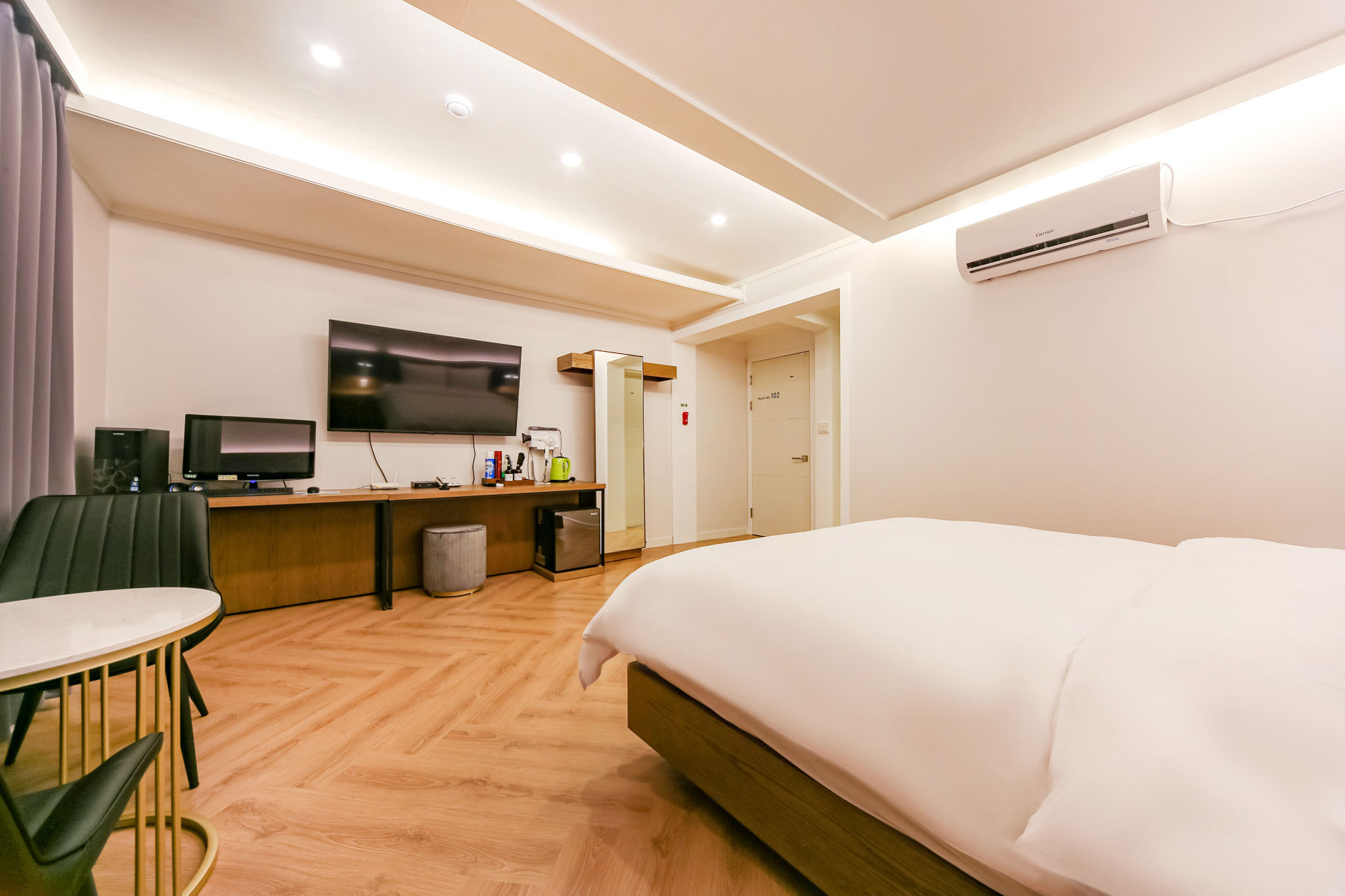 room detail thumbnail 2