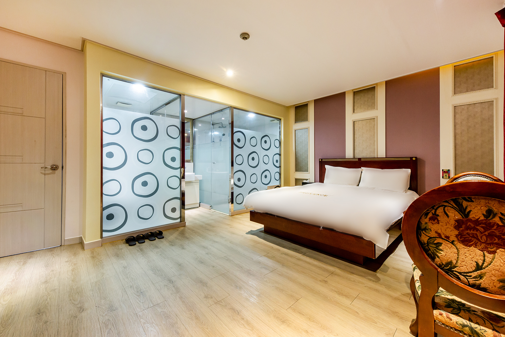 room detail thumbnail 1