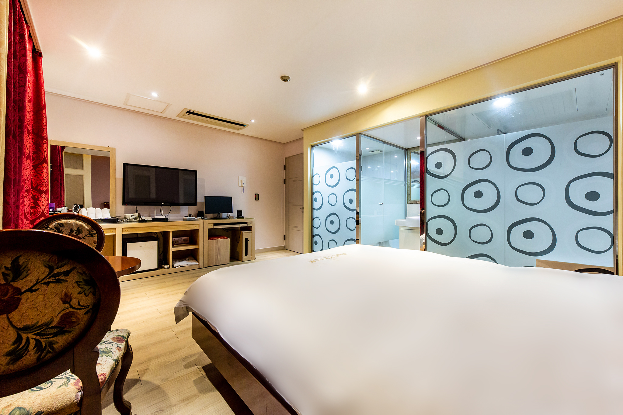 room detail thumbnail 2