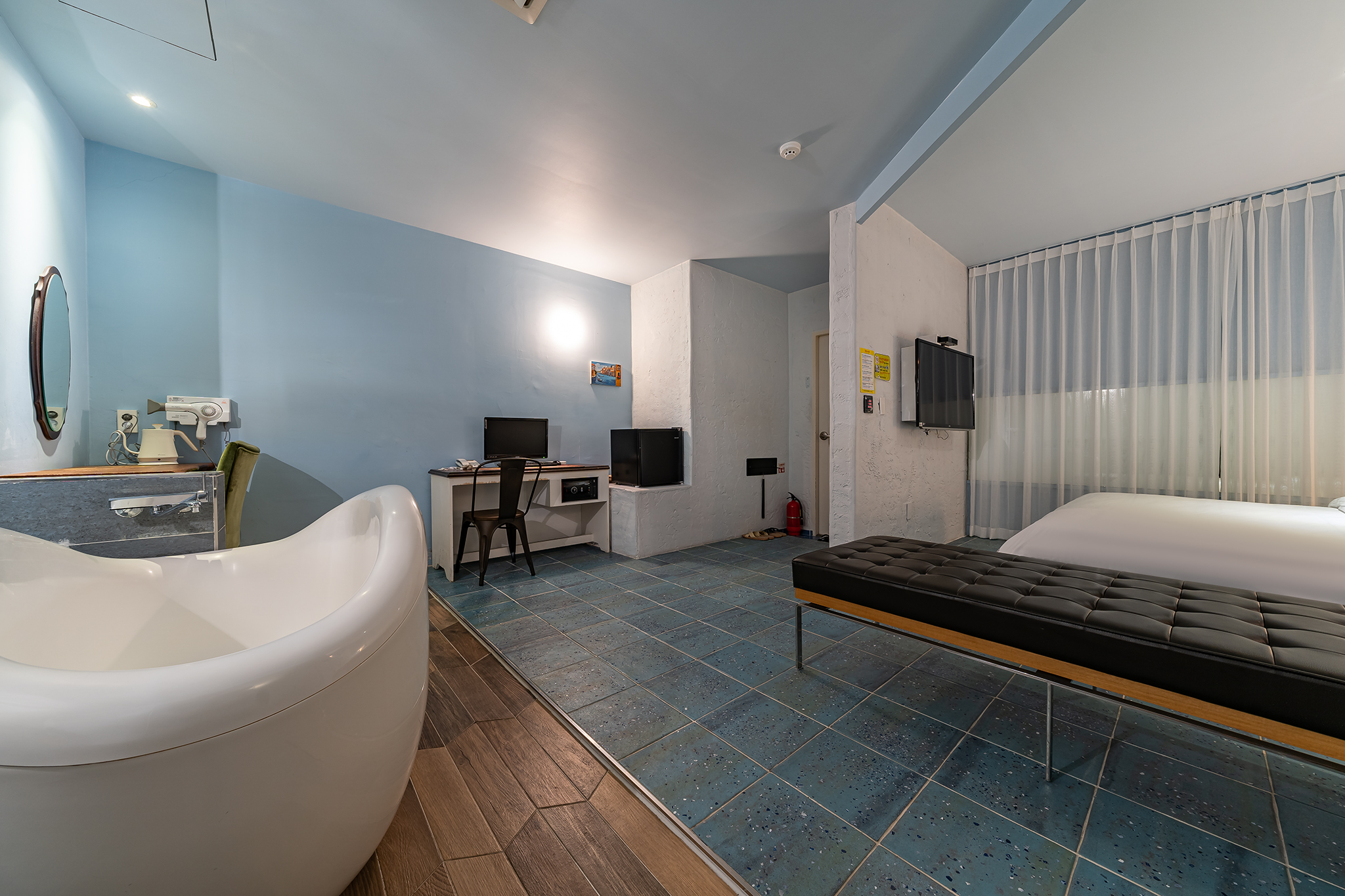 room detail thumbnail 2