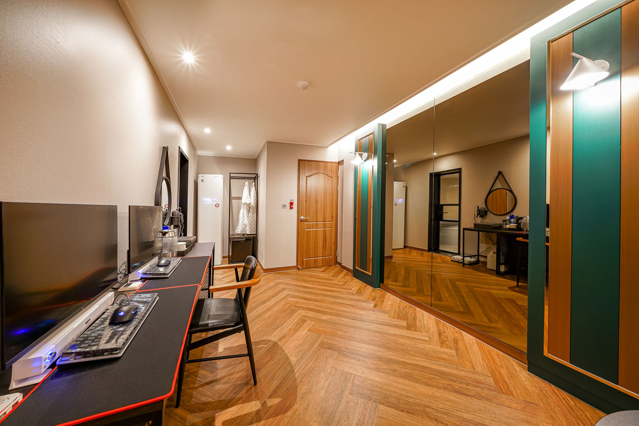 room detail thumbnail 2