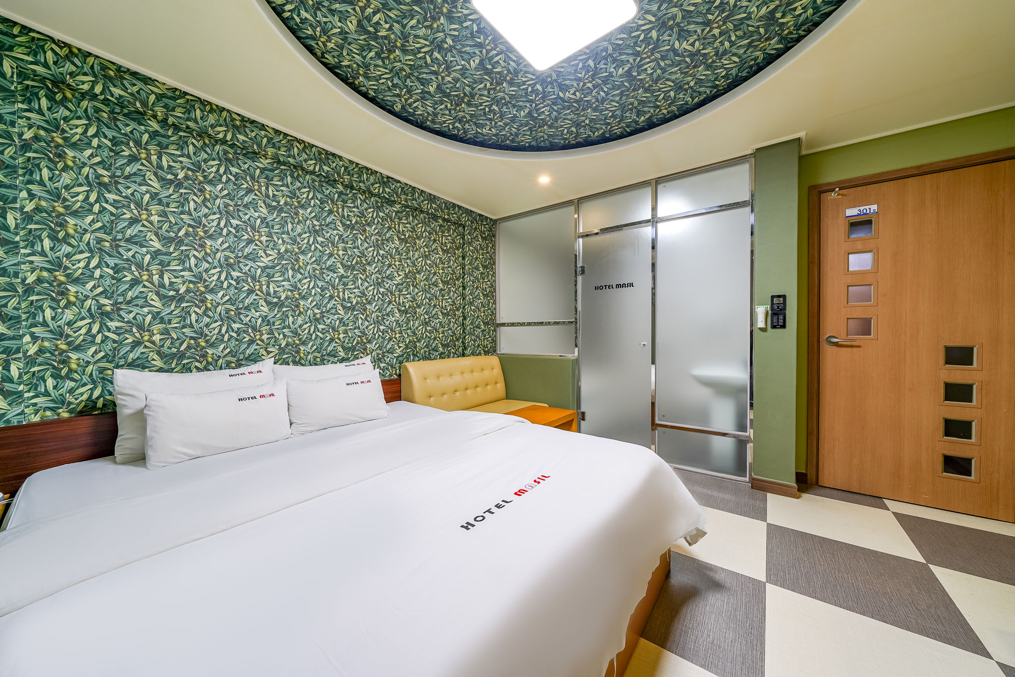 room detail thumbnail 2