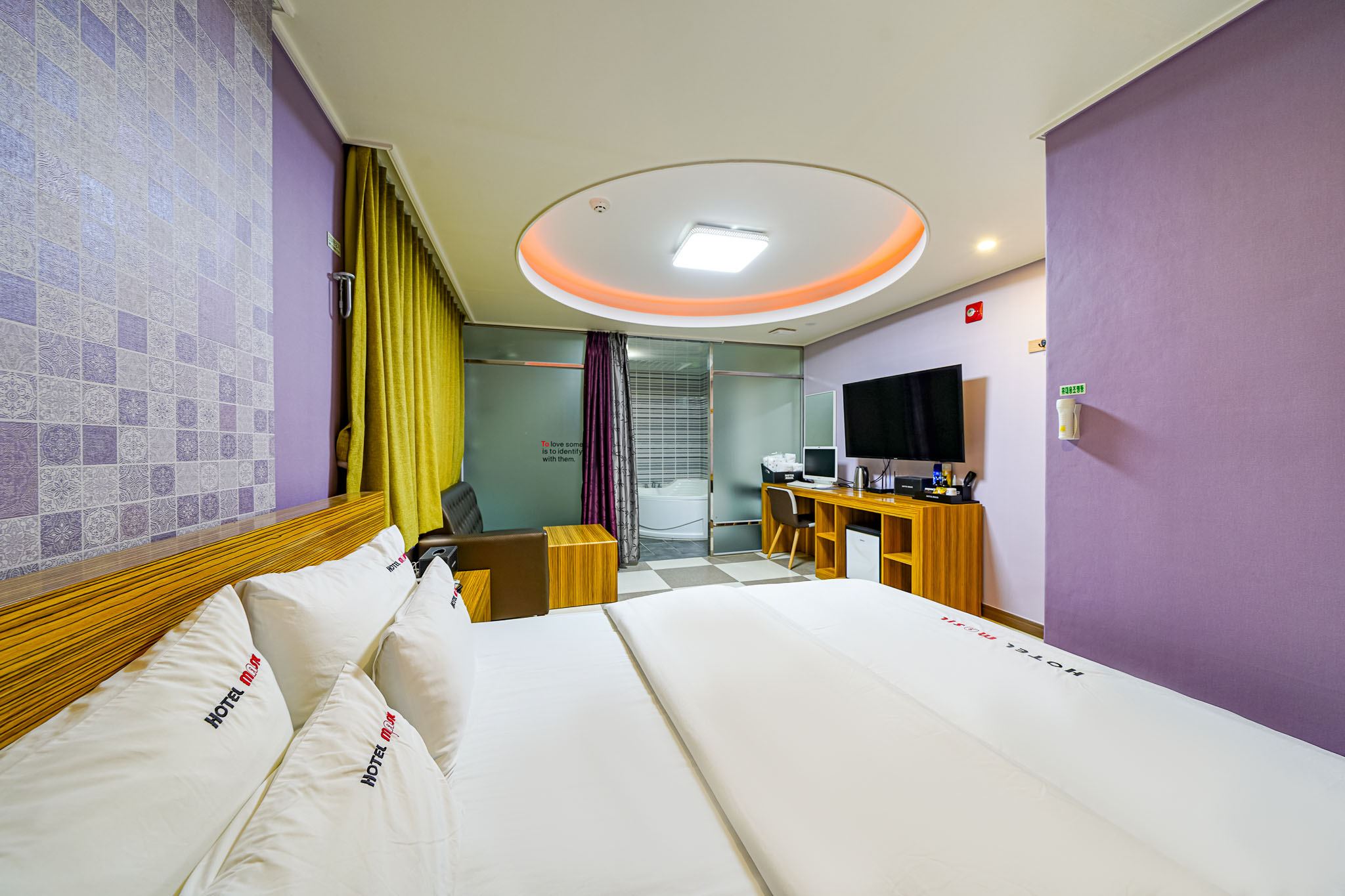 room detail thumbnail 2