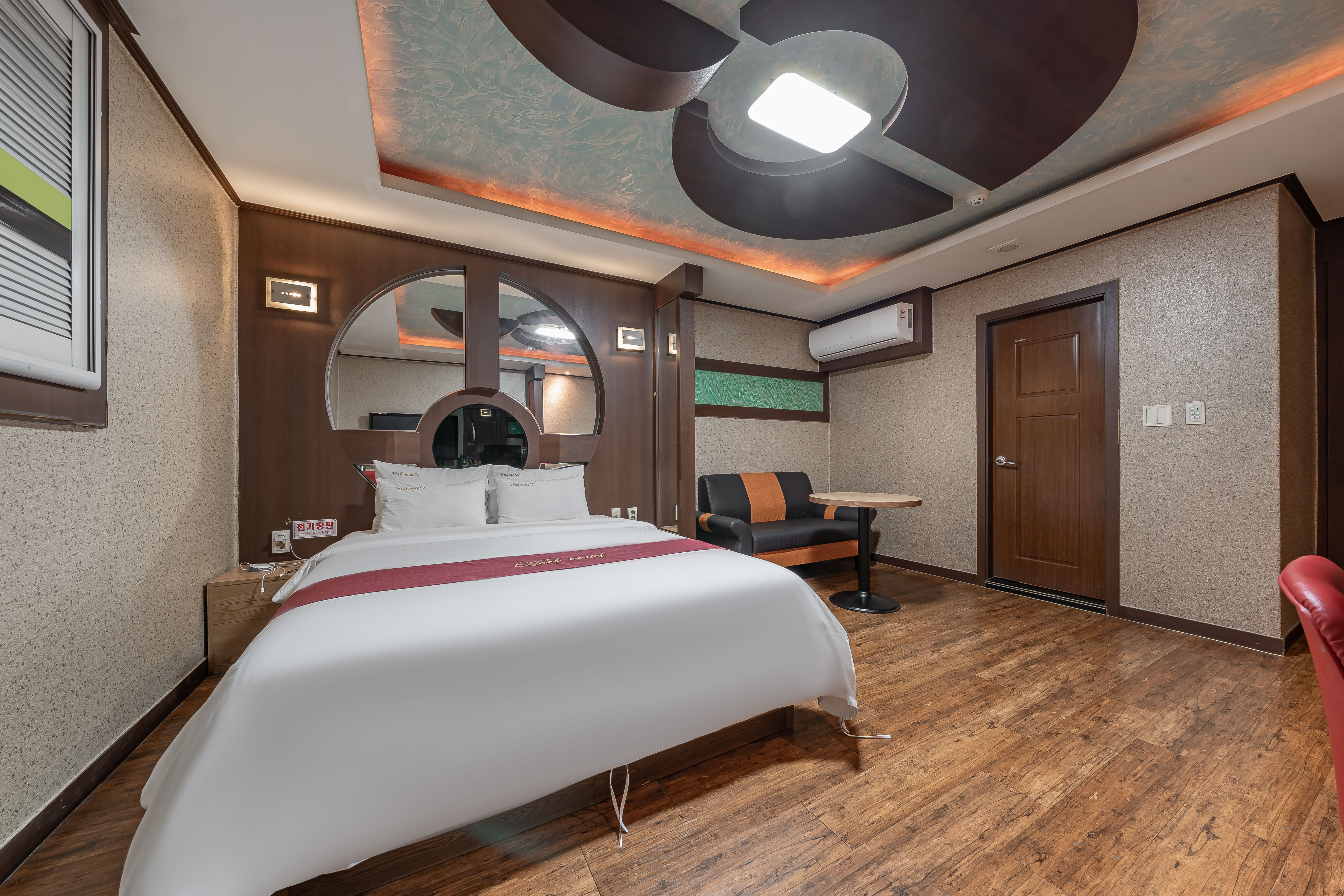 room detail thumbnail 1