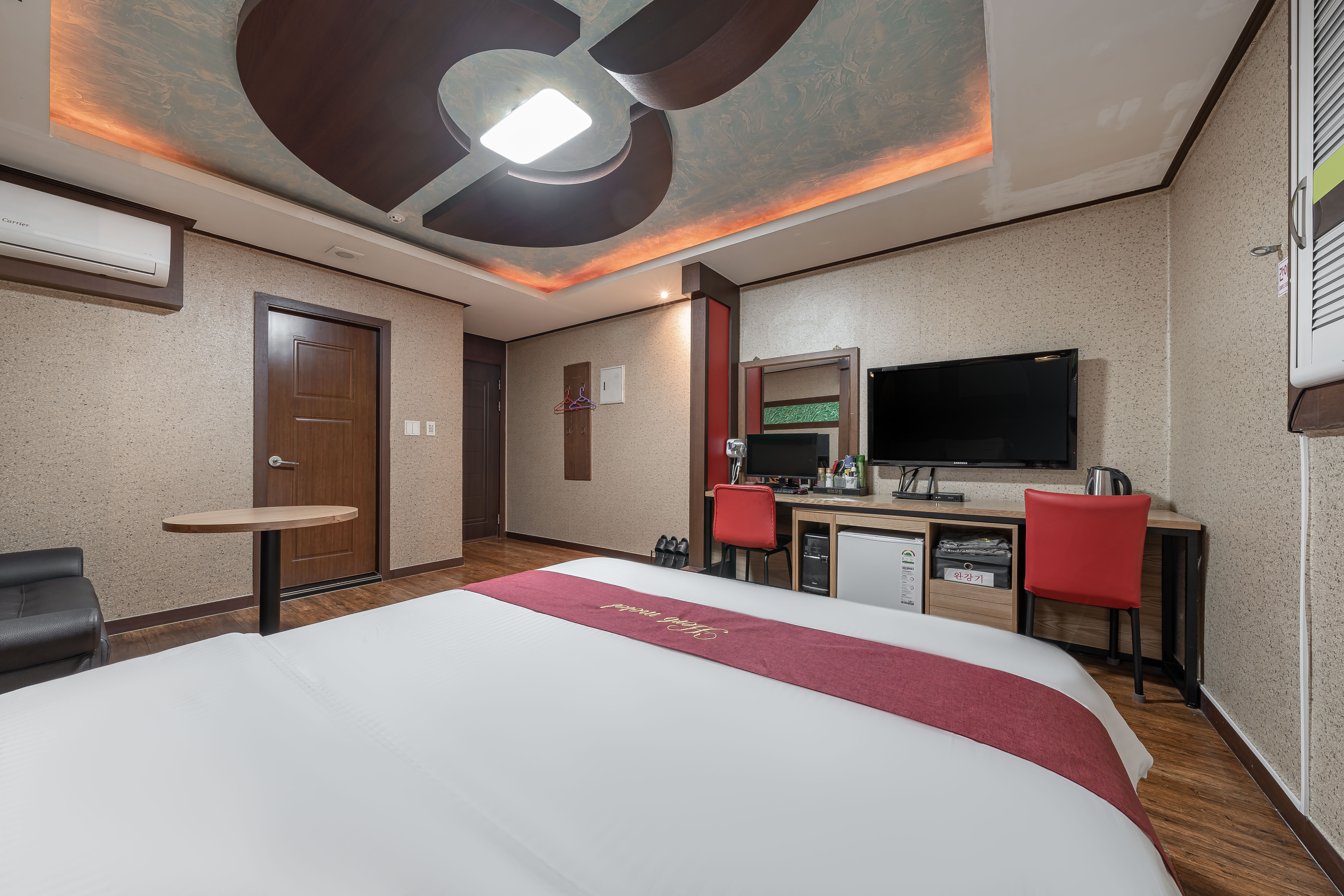 room detail thumbnail 2