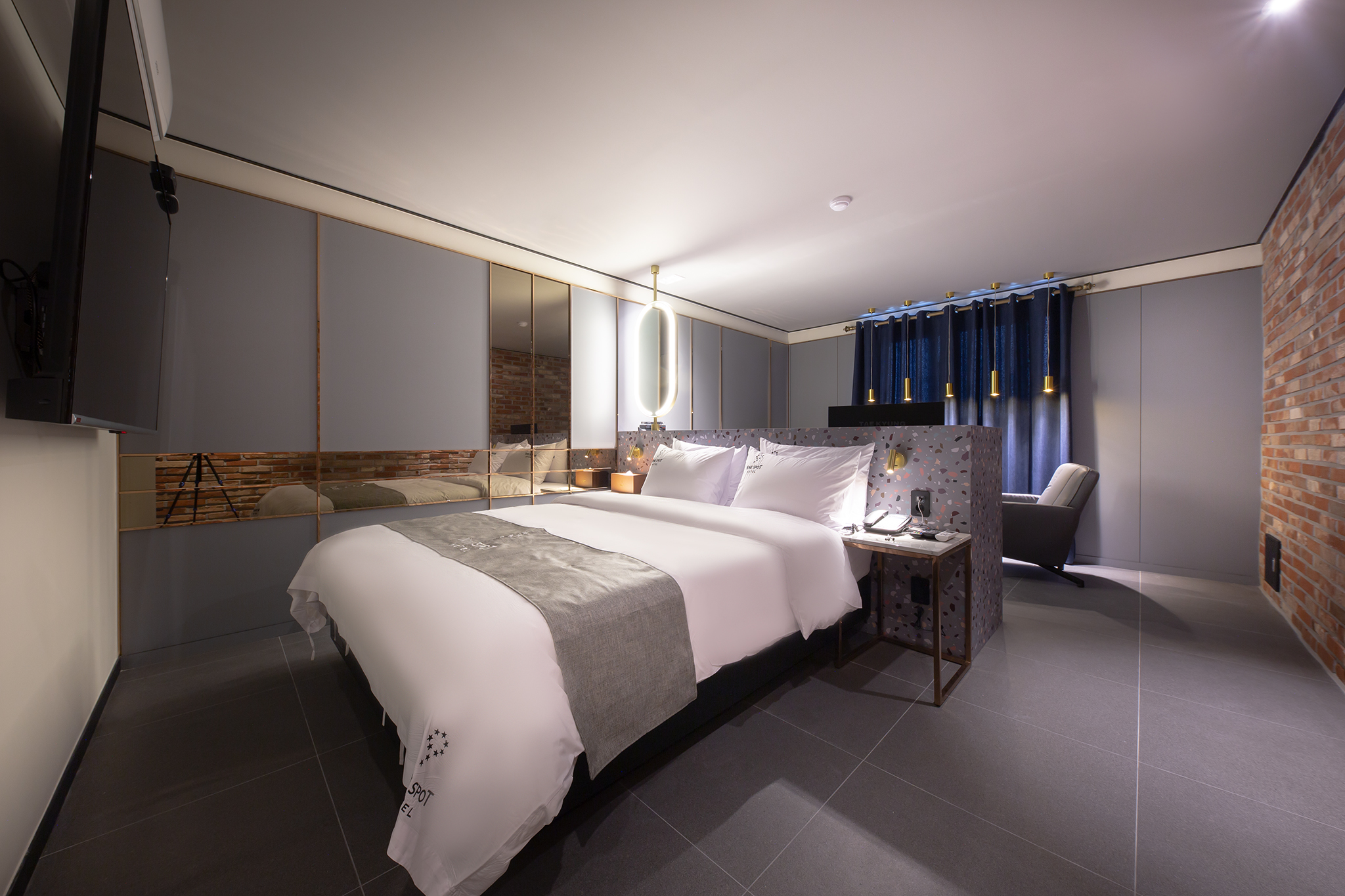 room detail thumbnail 2