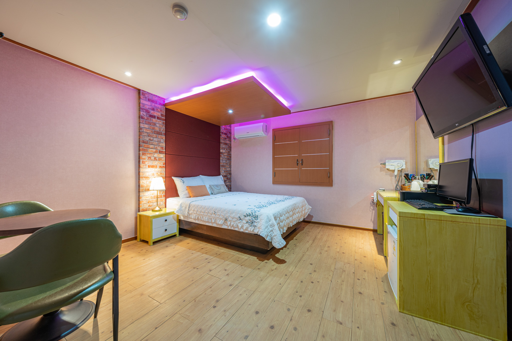 room detail thumbnail 2