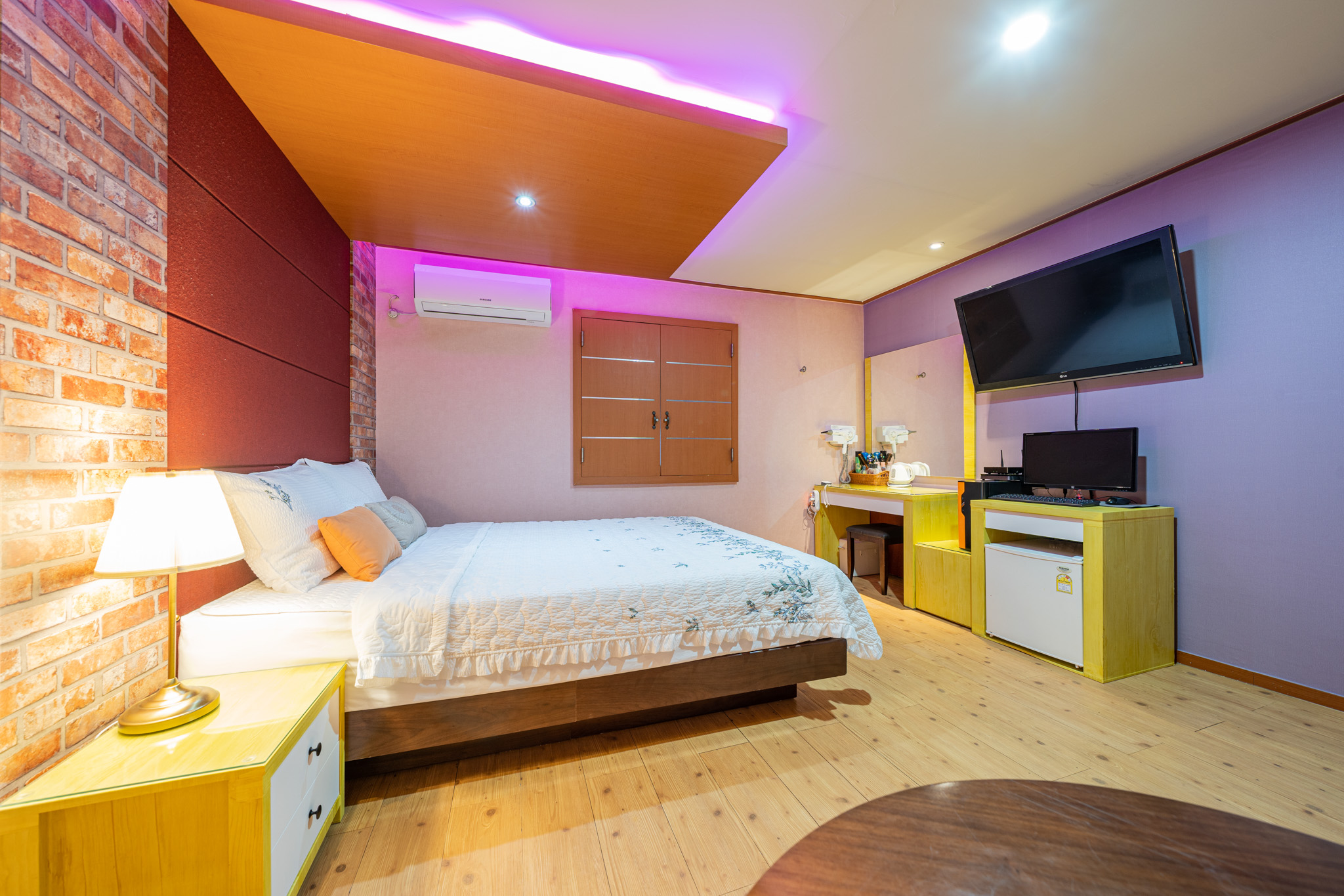 room detail thumbnail 1