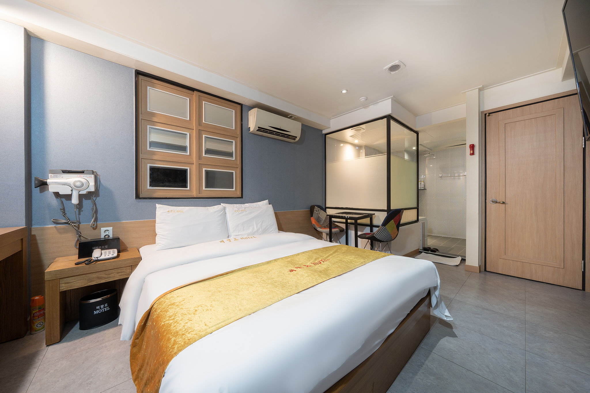 room detail thumbnail 2