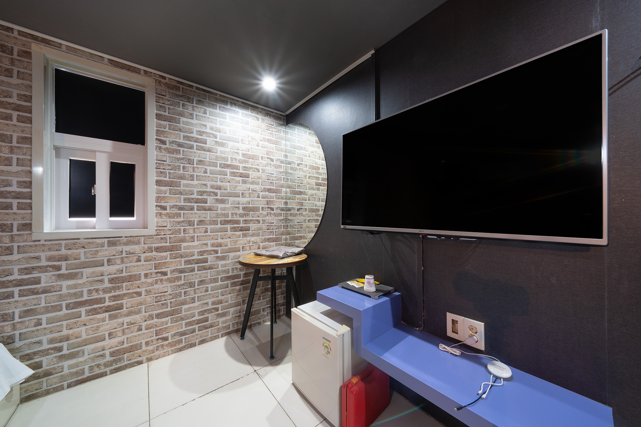 room detail thumbnail 2