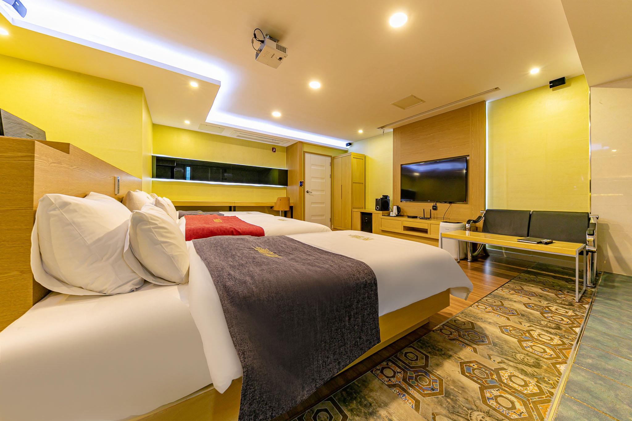 room detail thumbnail 1