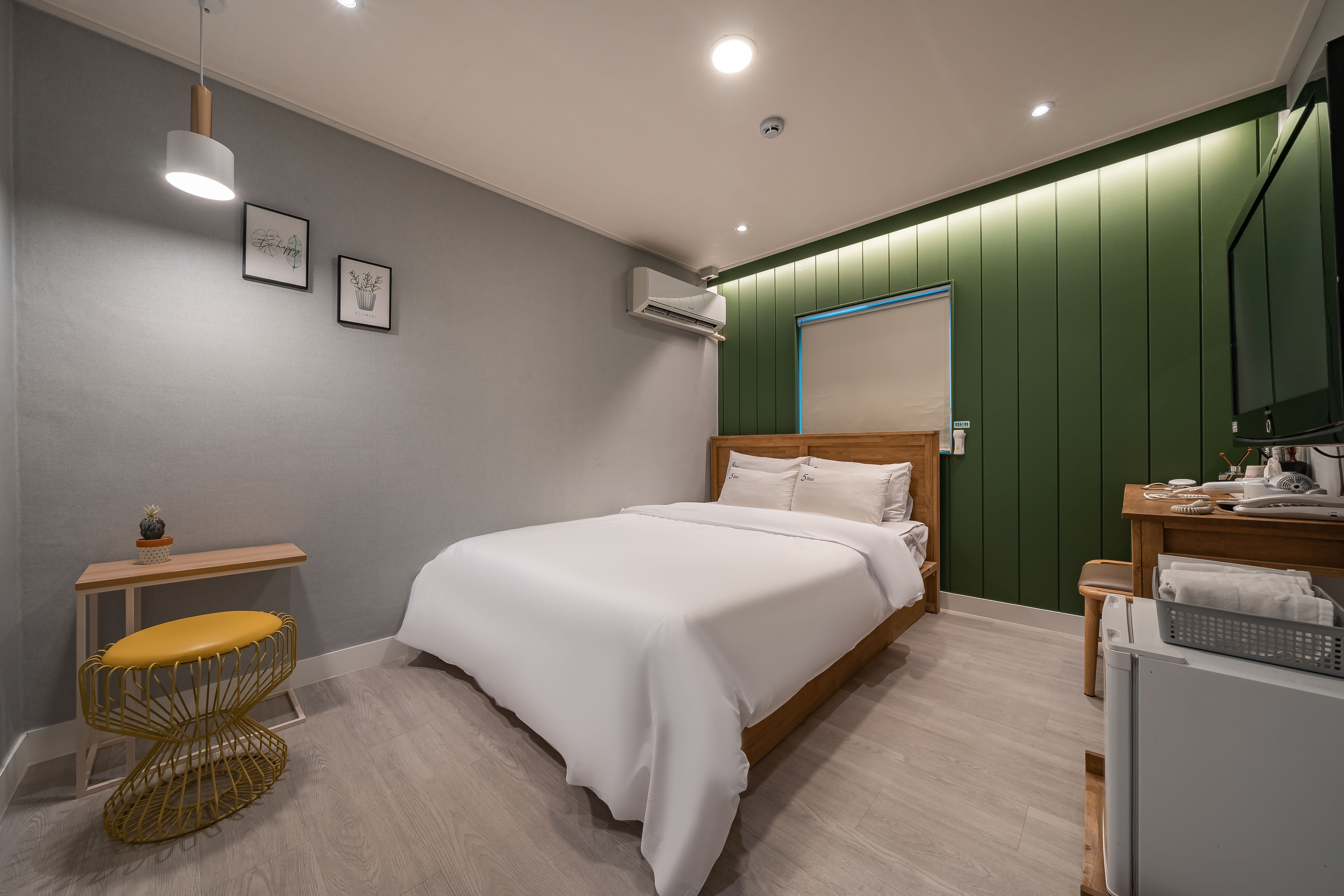 room detail thumbnail 2