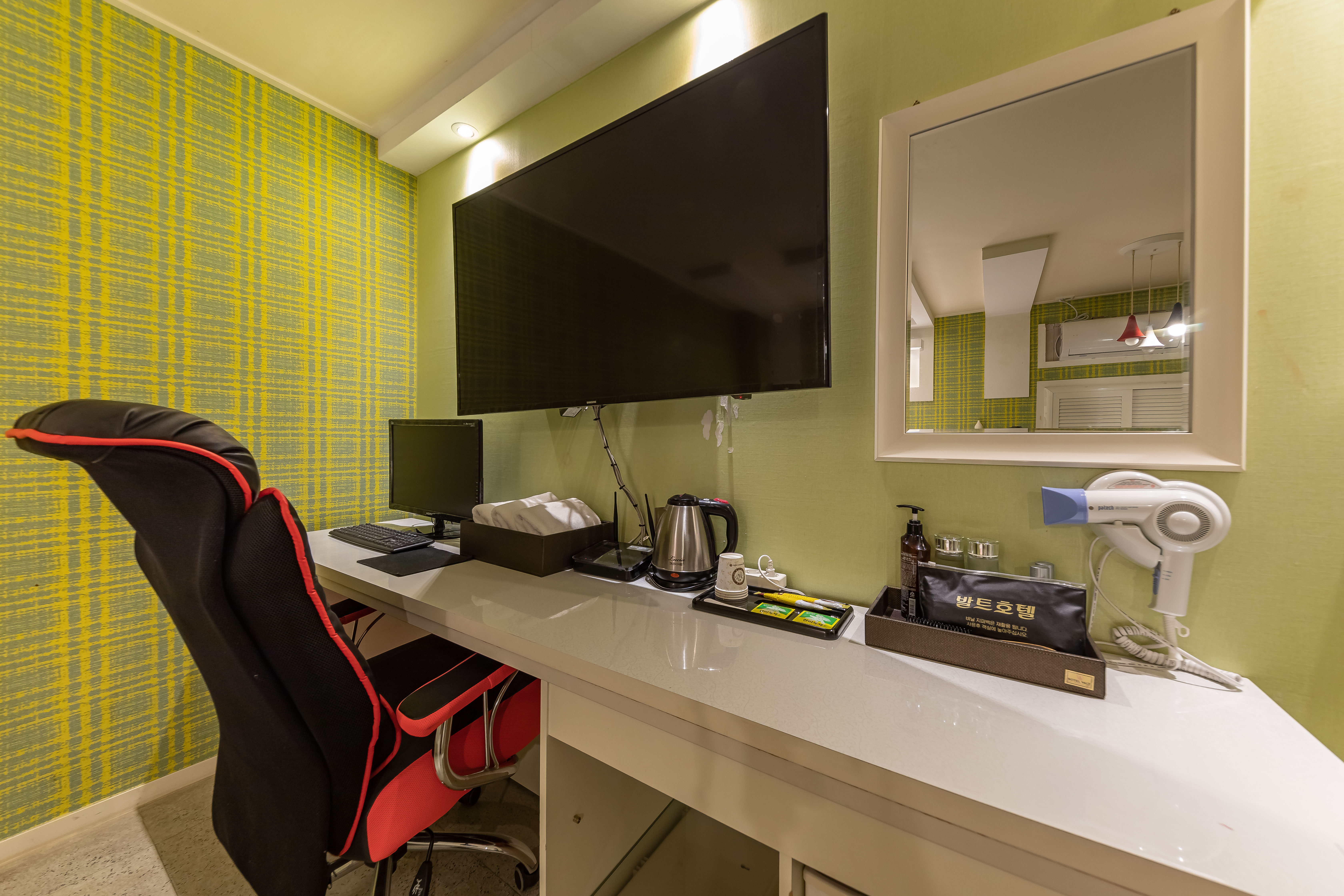 room detail thumbnail 2