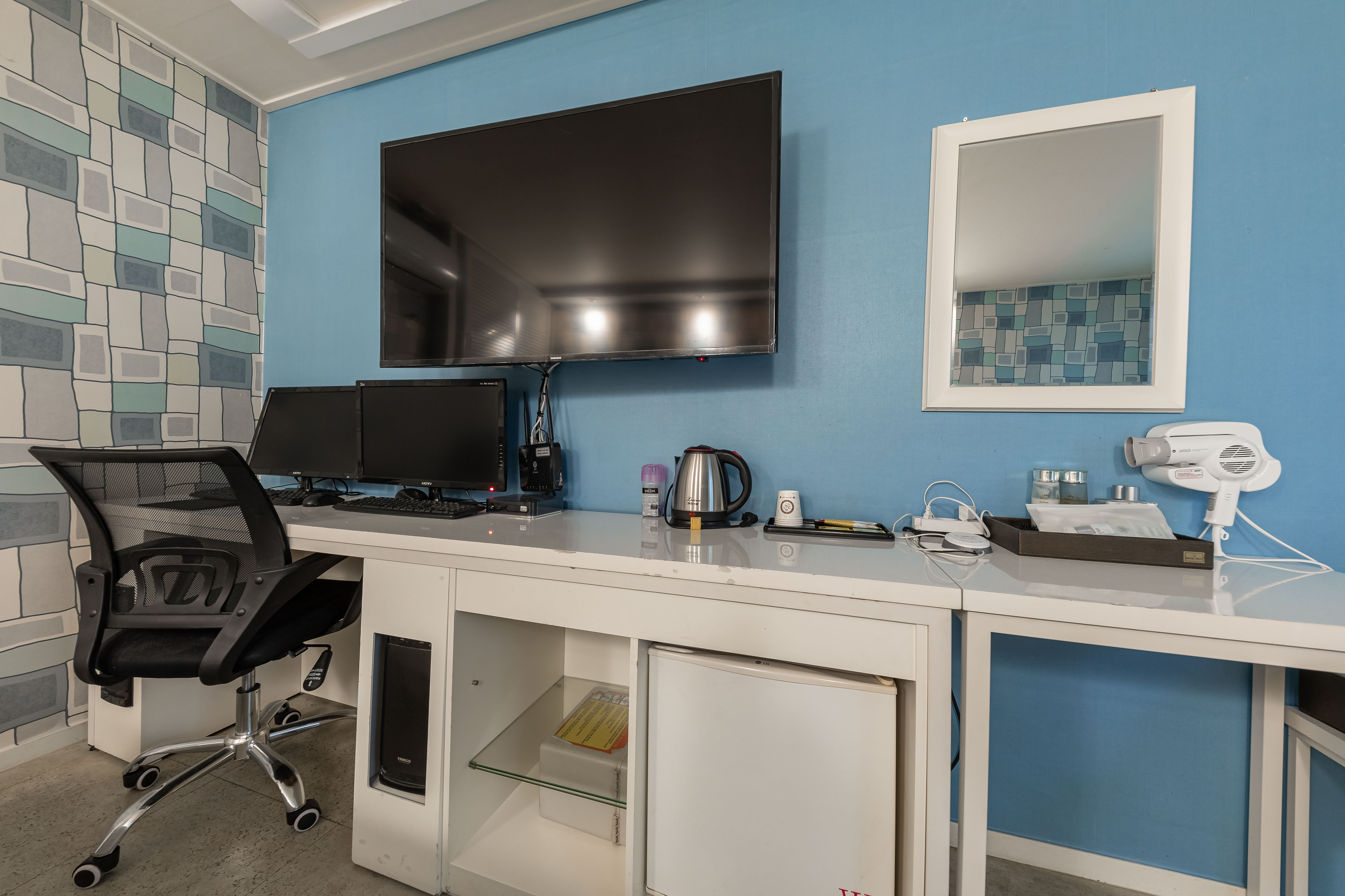 room detail thumbnail 2