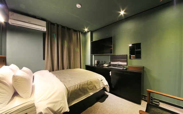 room detail thumbnail 1