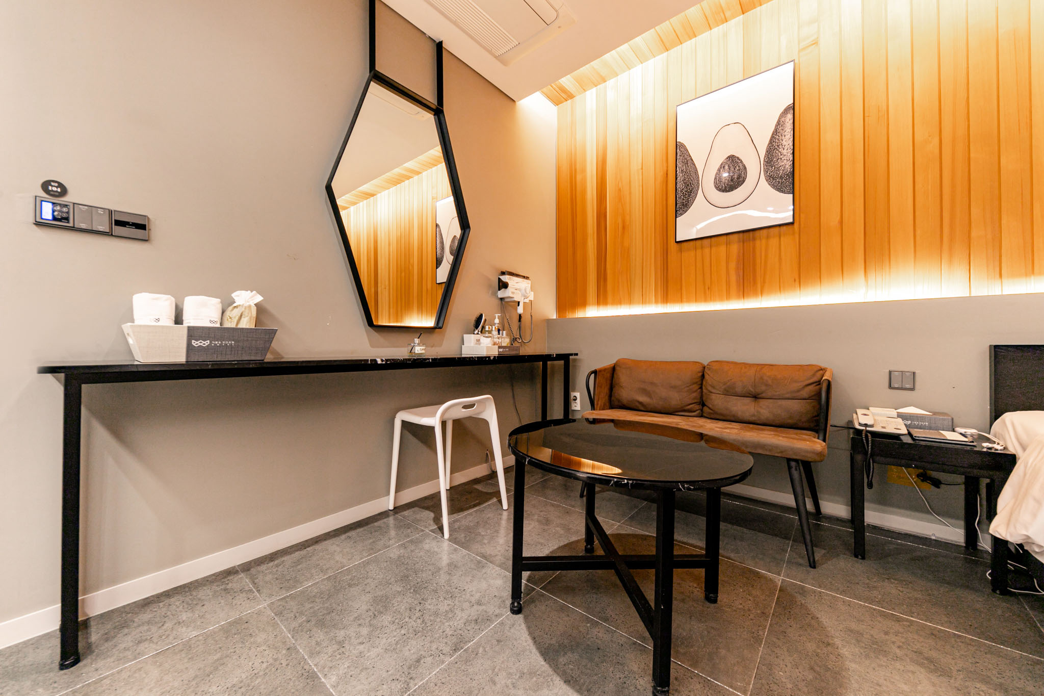 room detail thumbnail 2